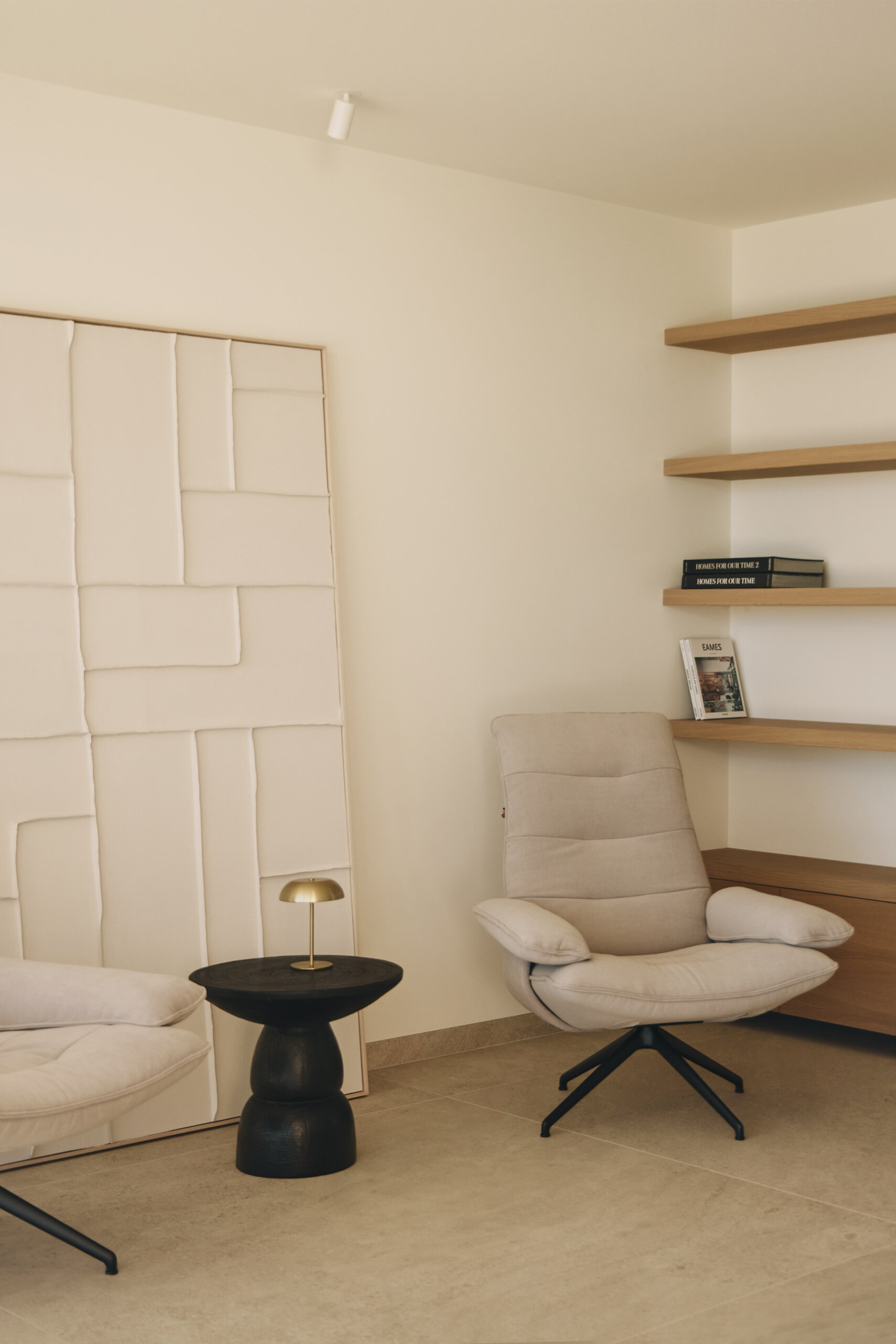 Inside the main living spaces, the connection to the sea becomes constant. The furniture is arranged to face the fireplace, while a sitting area is located on the other side of the fireplace.