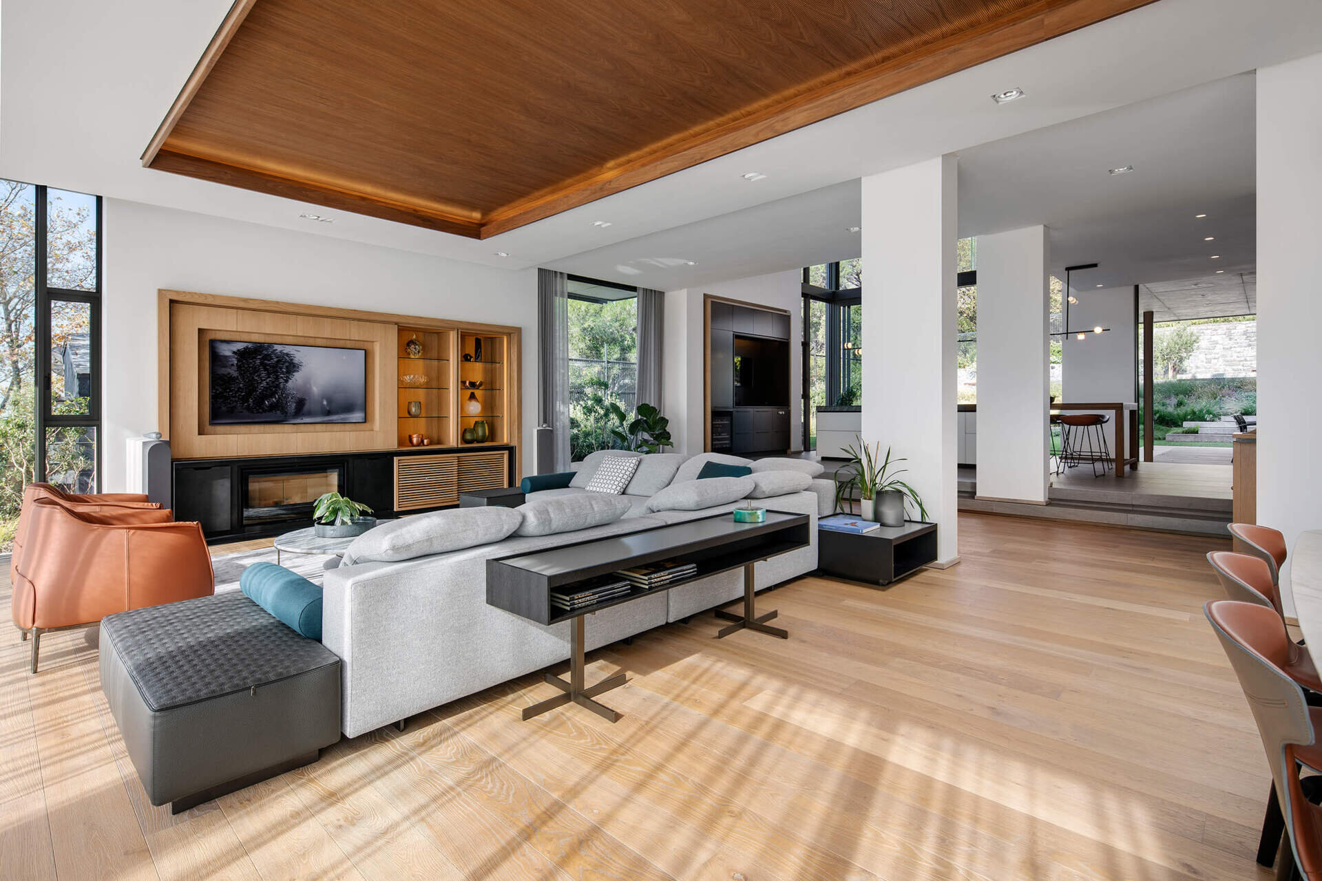 La sala de estar y el comedor de planta abierta se extienden por toda la casa, con la cocina ligeramente elevada, lo que agrega una separación suave.