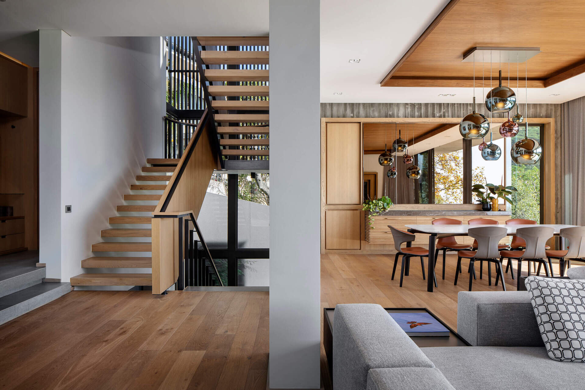 La sala de estar y el comedor de planta abierta se extienden por toda la casa, con la cocina ligeramente elevada, lo que agrega una separación suave.