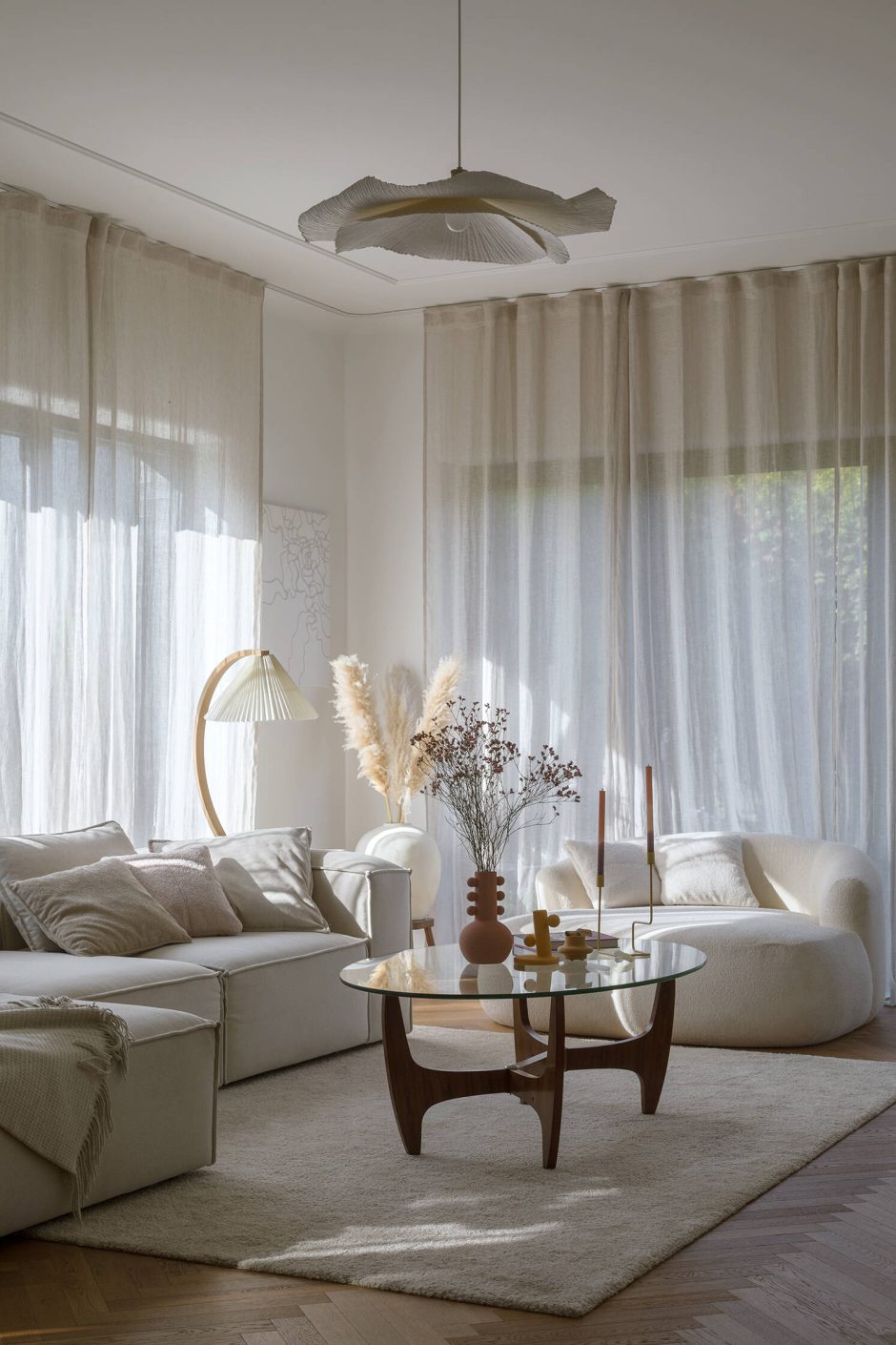 A Calm, Light-Filled Interior with Soft Curves