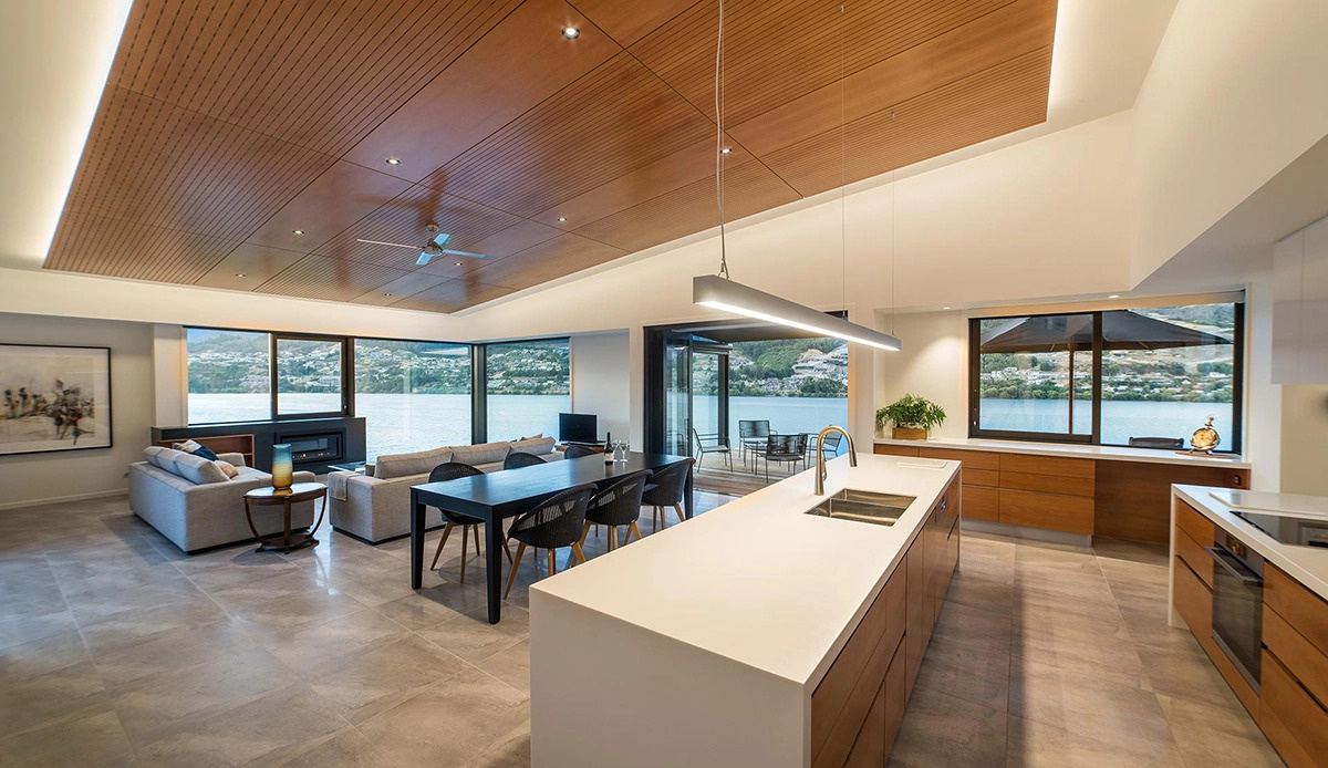El espacio habitable de planta abierta cuenta con grandes ventanales que rodean el lago Wakatipu, creando un espacio interior que se integra con el paisaje.