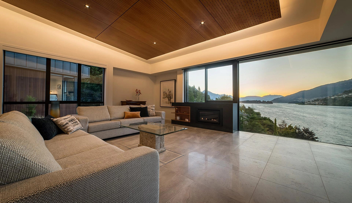 El espacio habitable de planta abierta cuenta con grandes ventanales que rodean el lago Wakatipu, creando un espacio interior que se integra con el paisaje.