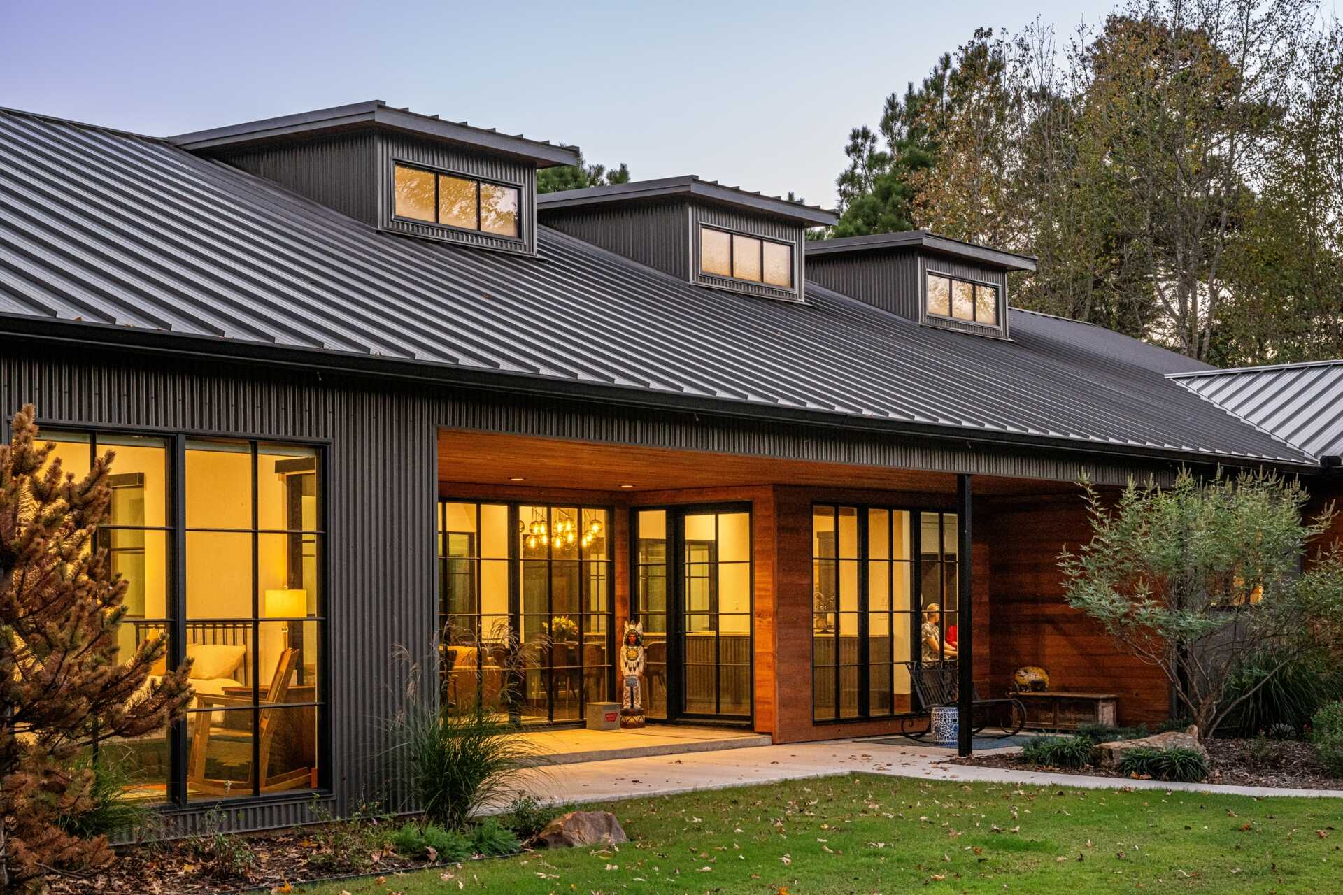The restrained material palette of wood and metal combines rustic textures with refined modern finishes, integrating this ranch house into its East Texas context without competing with the landscape.