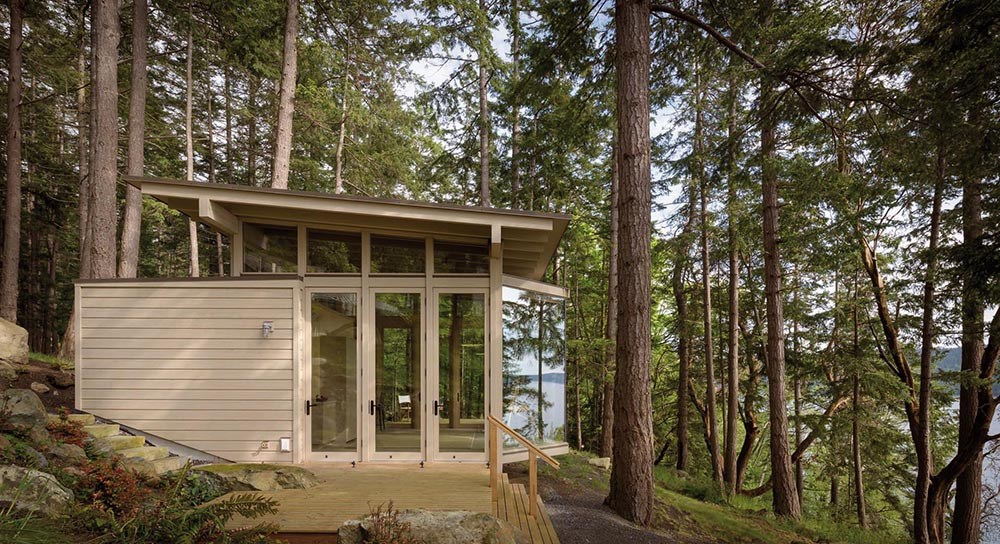 El interior de la cabina de una sola habitación está diseñado como un estudio flexible o una casa de huéspedes, con un diseño de planta abierta y una estructura mínima.