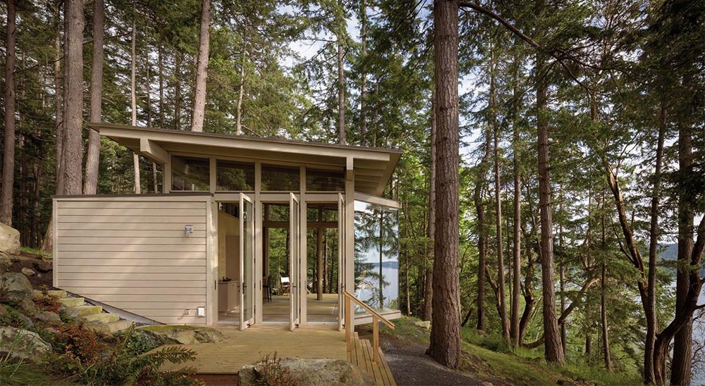 El interior de la cabina de una sola habitación está diseñado como un estudio flexible o una casa de huéspedes, con un diseño de planta abierta y una estructura mínima.