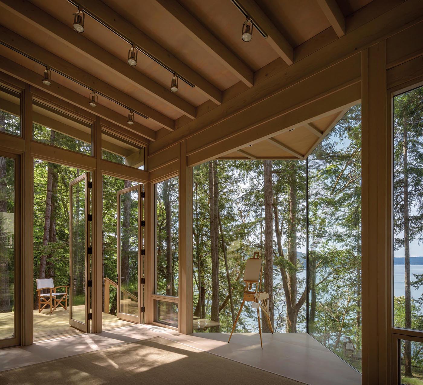 La cabina en voladizo cuenta con ventanales que ofrecen amplias vistas del mar y las islas distantes.