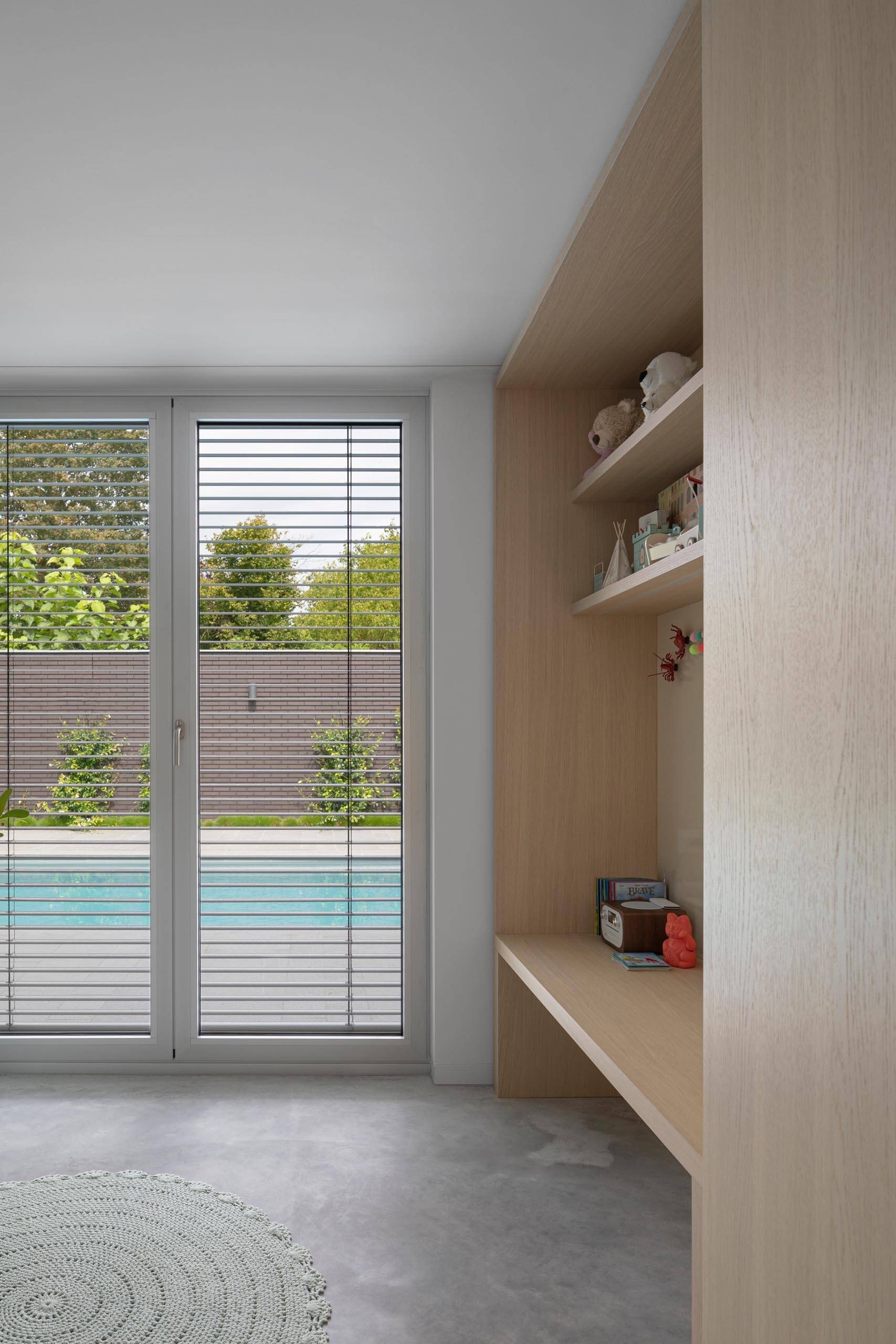 Los armarios, las paredes y la cama de madera clara crean un diseño de dormitorio tranquilo y unificado.