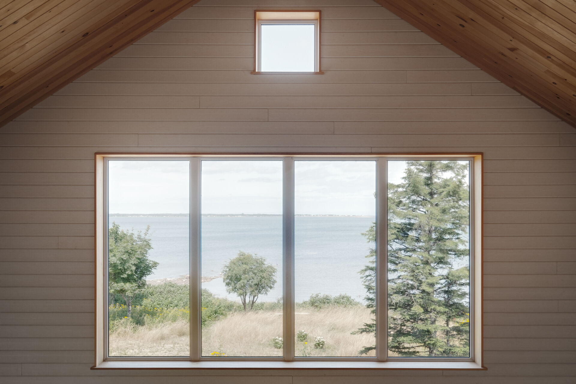 Las aberturas de esta casa están diseñadas para traer la mayor cantidad de luz natural posible manteniendo una sensación de estructura. Grandes ventanas y puertas correderas permiten que la luz fluya a través del interior, particularmente hacia el espacio central.
