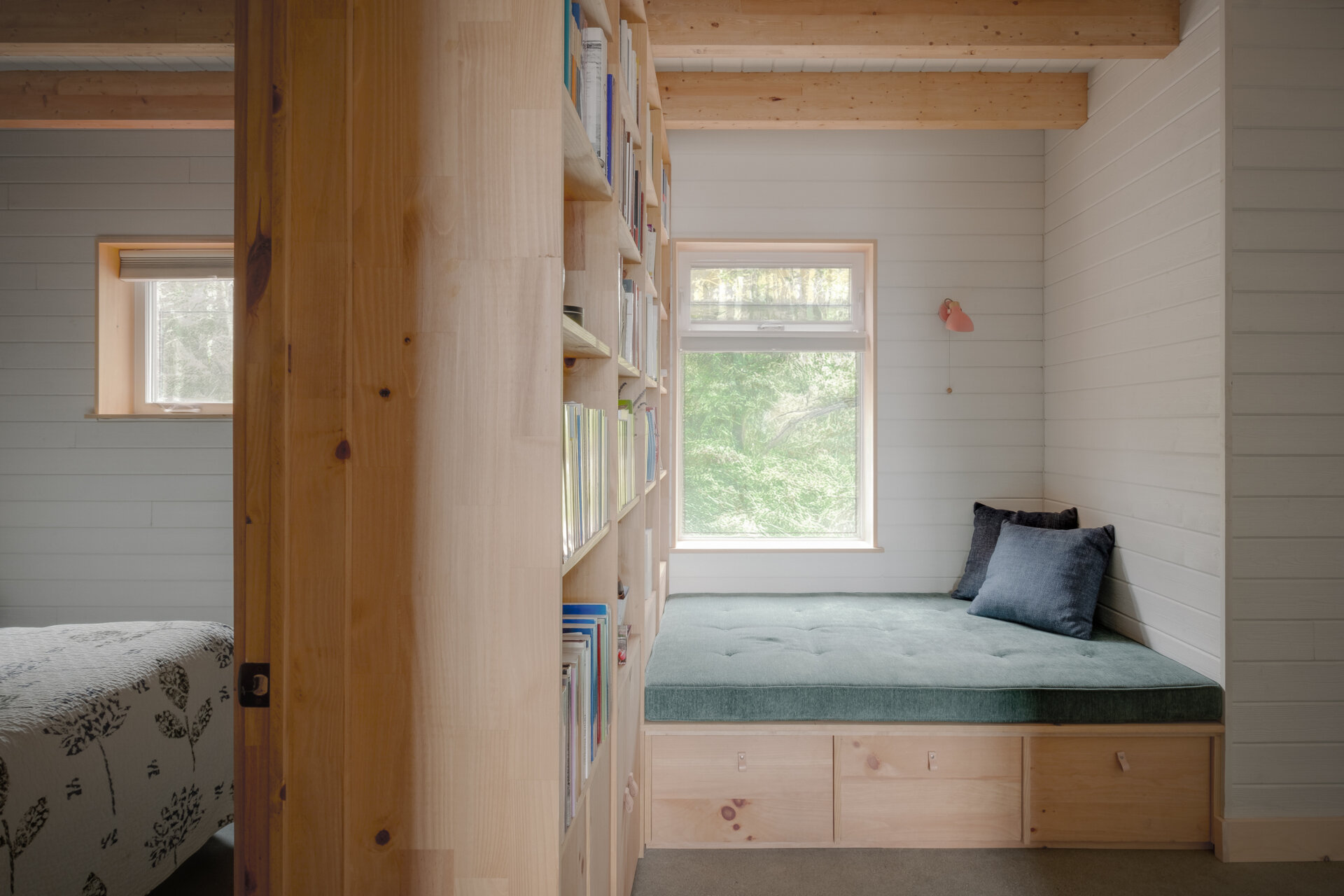 Al otro lado del nivel inferior, el pasillo crea una atmósfera más tranquila y un banco junto a la ventana crea momentos para relajarse o quitarse los zapatos.