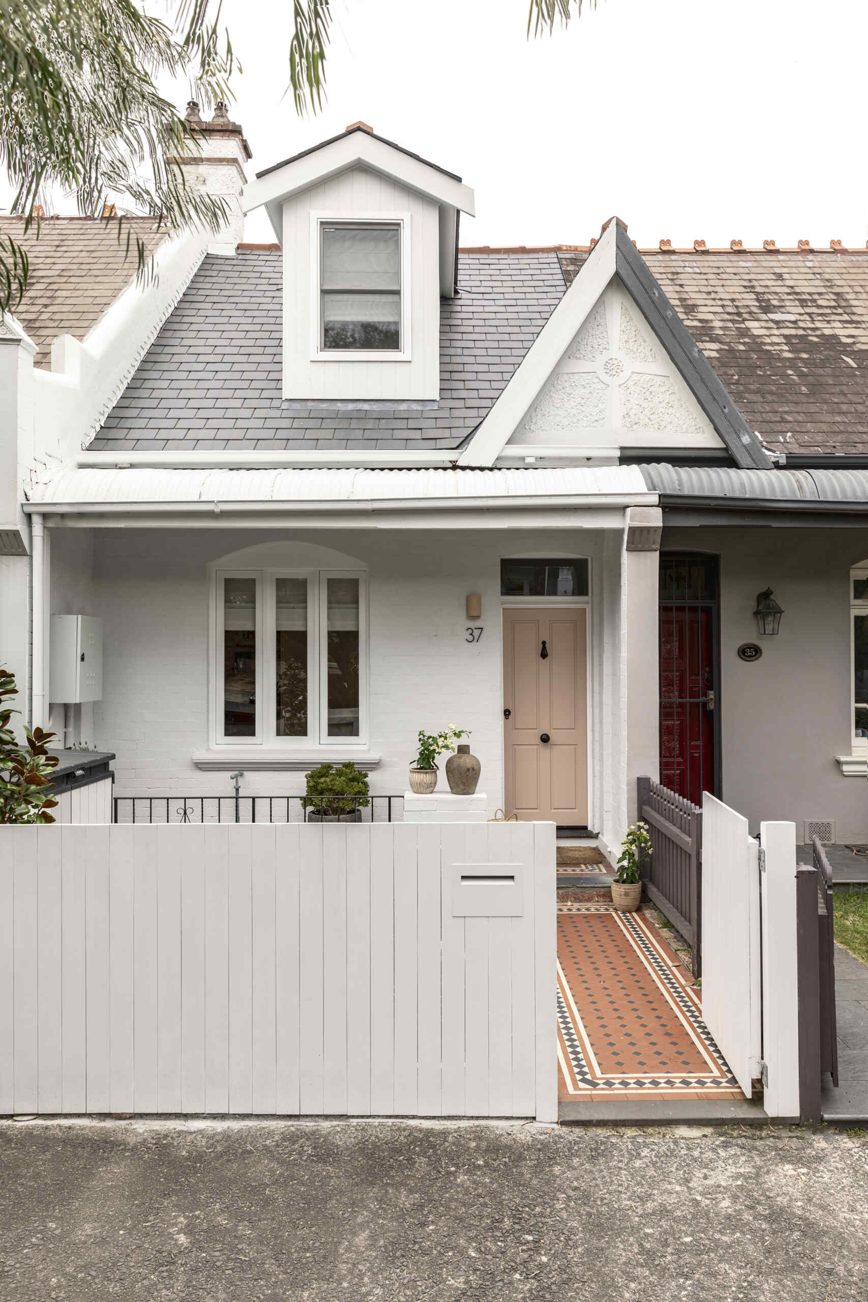 The original home has been fully restored, keeping its character while setting the tone for what follows. From the front door, the home still reads as a classic period residence, grounding the project in its context. This entry point acts as a quiet transition before the layout begins to open up toward the rear.