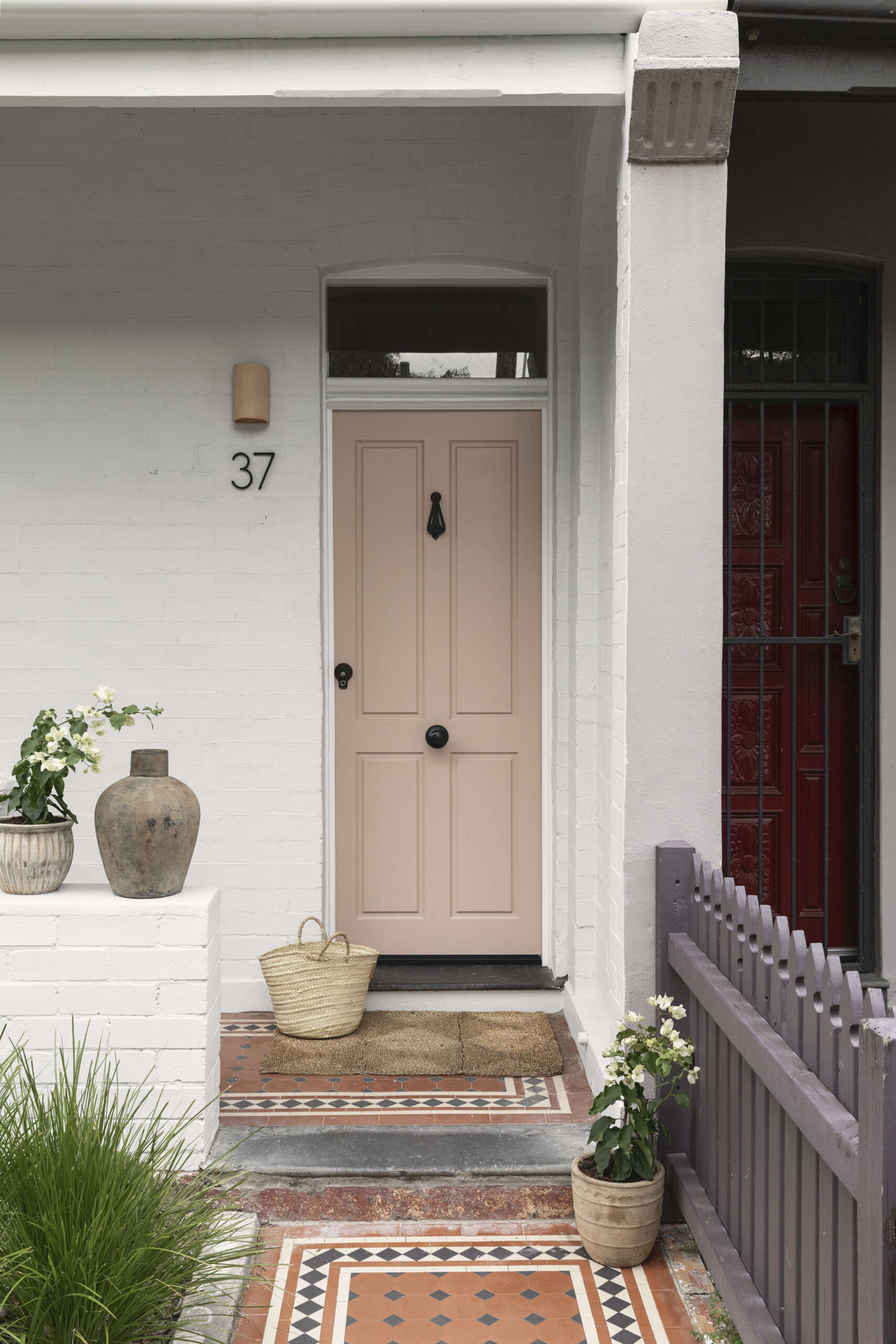 The original home has been fully restored, keeping its character while setting the tone for what follows. From the front door, the home still reads as a classic period residence, grounding the project in its context. This entry point acts as a quiet transition before the layout begins to open up toward the rear.