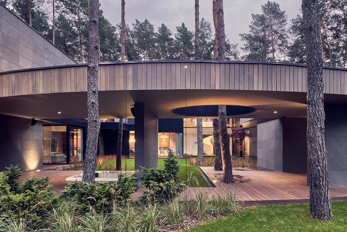 A hidden garden at the center of the home brings light and greenery into every corner, acting as a natural focal point.