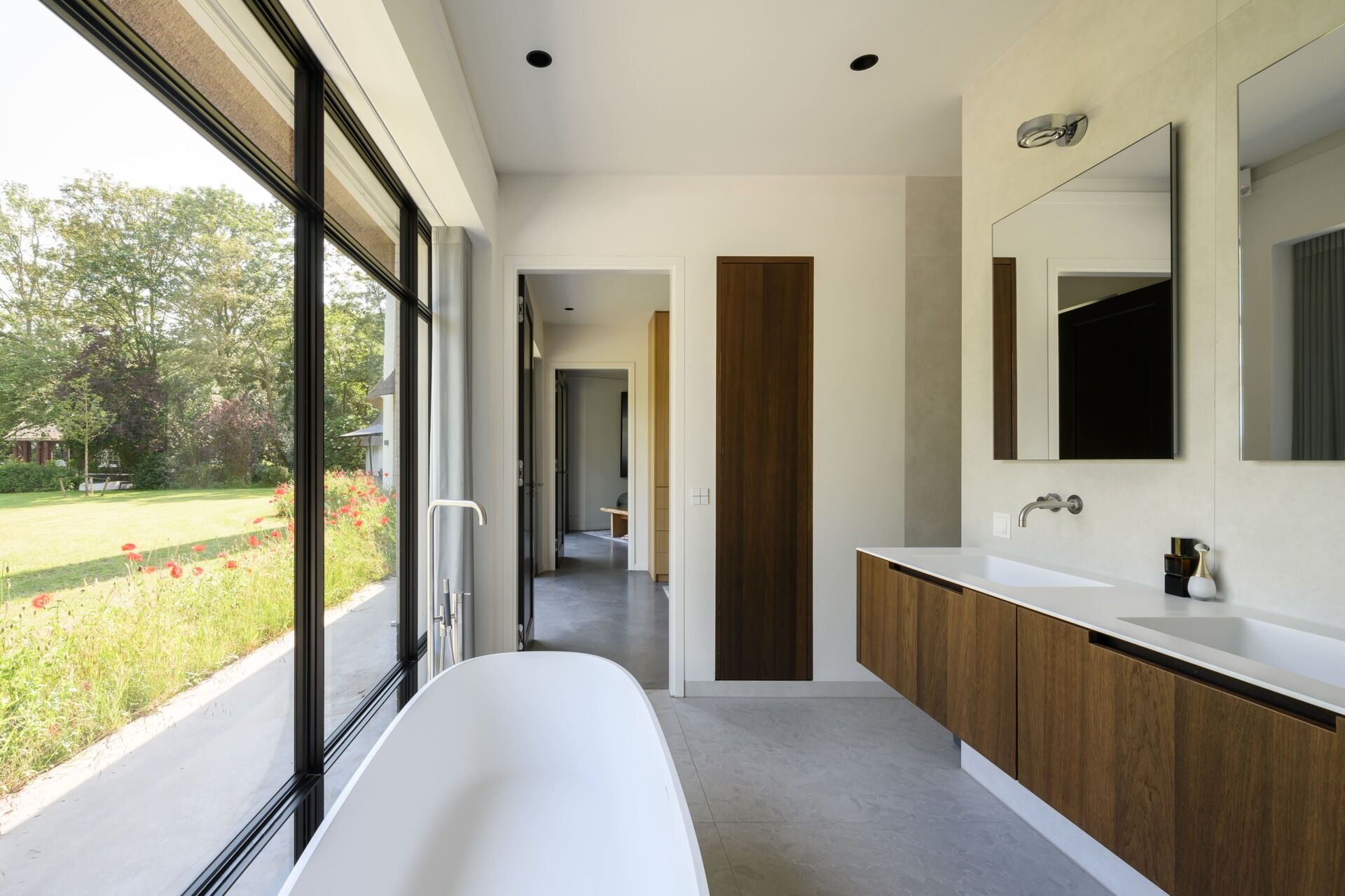 El diseño minimalista del baño, los acabados modernos y la suave luz natural crean un ambiente tranquilo y confortable.