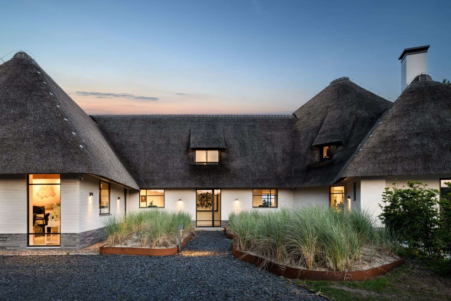 Una villa holandesa clásica en Bergen ha sido rediseñada con un diseño moderno, combinando arquitectura tradicional con actualizaciones limpias y modernas.