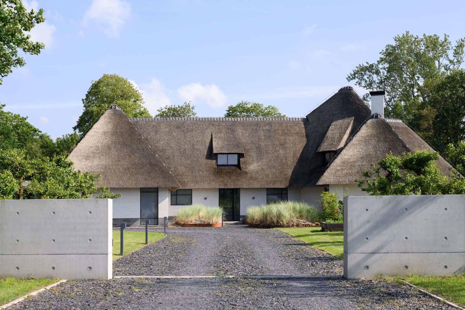 Una villa holandesa clásica en Bergen ha sido rediseñada con un diseño moderno, combinando arquitectura tradicional con actualizaciones limpias y modernas.