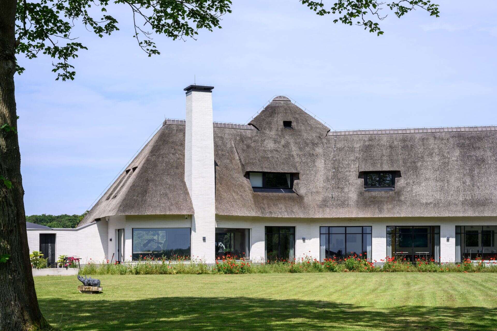 El techo de paja original conserva el carácter de la villa y contrasta con la arquitectura contemporánea de la casa.