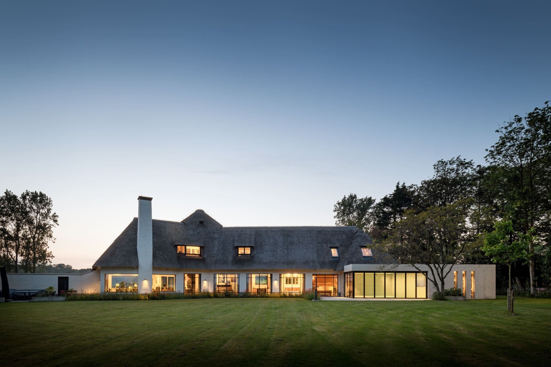 El techo de paja original conserva el carácter de la villa y contrasta con la arquitectura contemporánea de la casa.