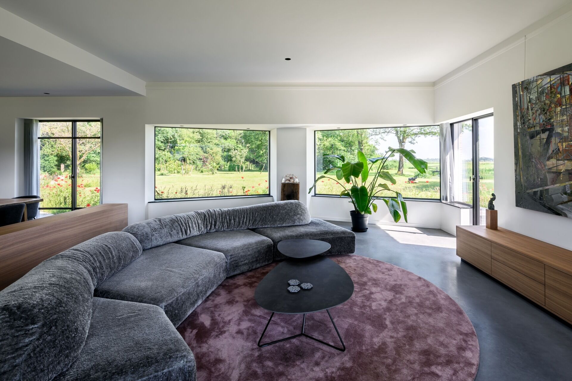 El diseño de la sala de estar abierta, con sus grandes aberturas y luz natural, está diseñado para conectarse perfectamente con el paisaje circundante.