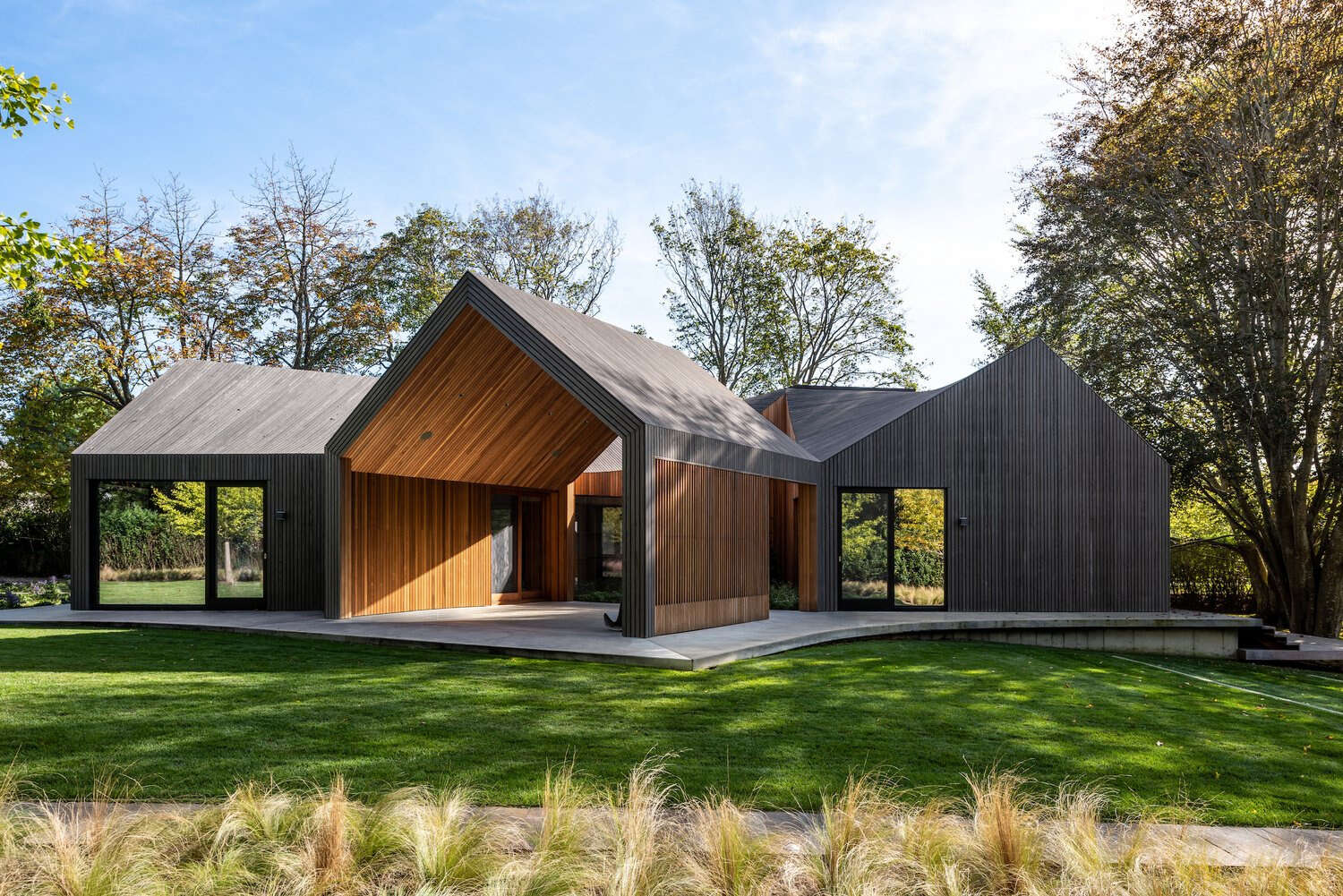 A striking modular home in Bridgehampton made up of six gabled volumes, creating a bold architectural identity with a clear geometric layout.