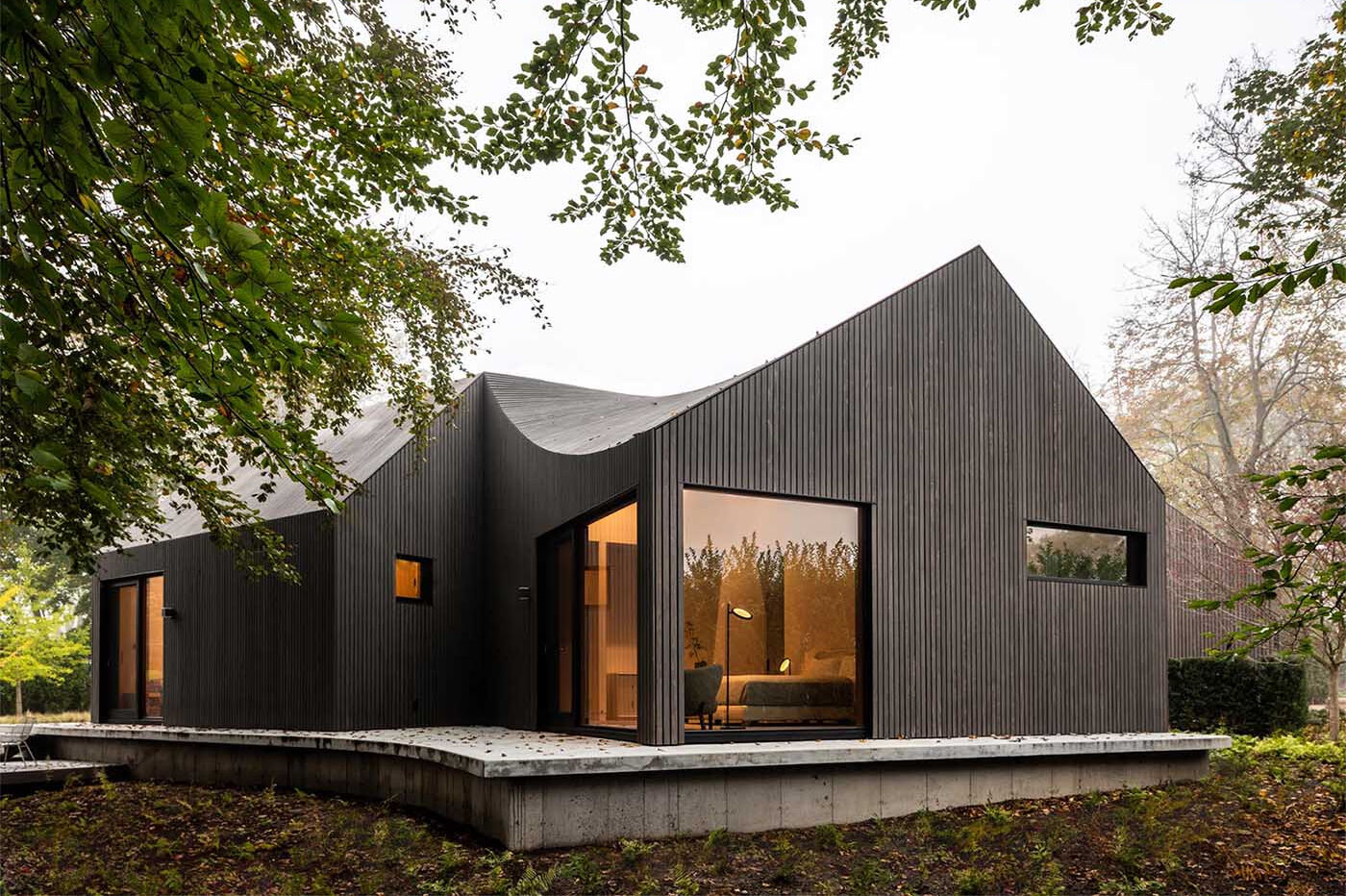 A striking modular home in Bridgehampton made up of six gabled volumes, creating a bold architectural identity with a clear geometric layout.
