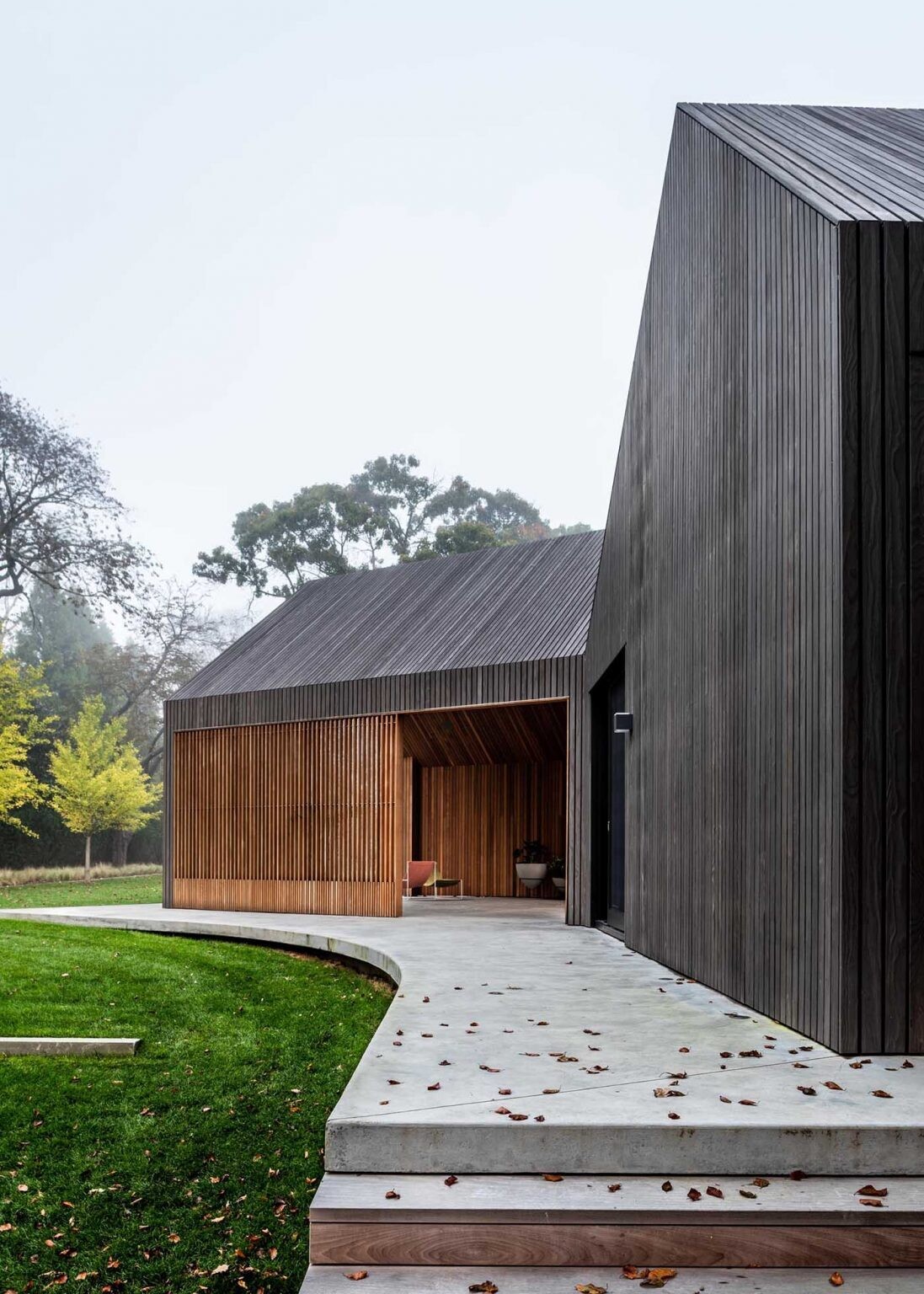 An undulating roofline flows across six connected volumes, creating dynamic angles and ever-changing views throughout the home.