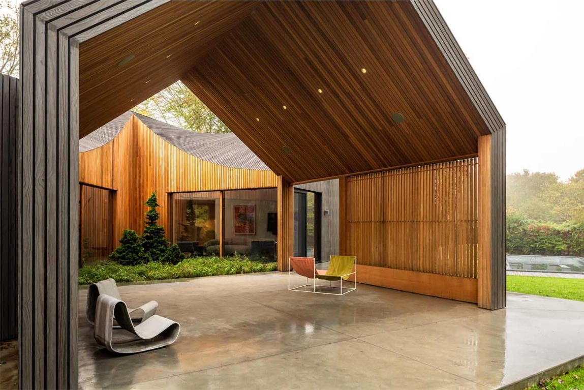 Warm cedar cladding softens the transition between indoors and outdoors, adding contrast to the home’s dark exterior.