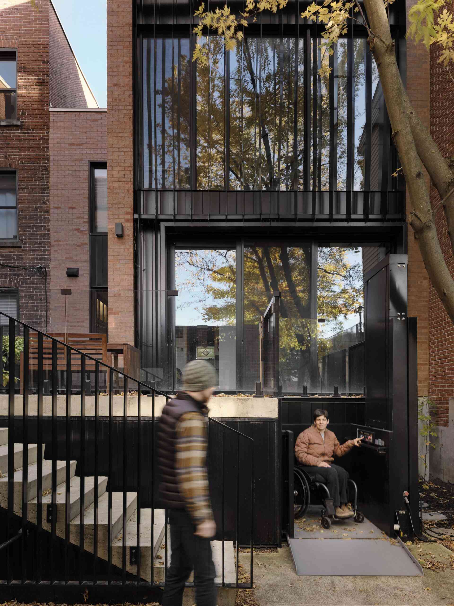 The elevated entrance typical of homes from this era often creates a barrier. Here, access is reworked through an adapted garage that replaces the former parking space, making entry smooth and direct.
