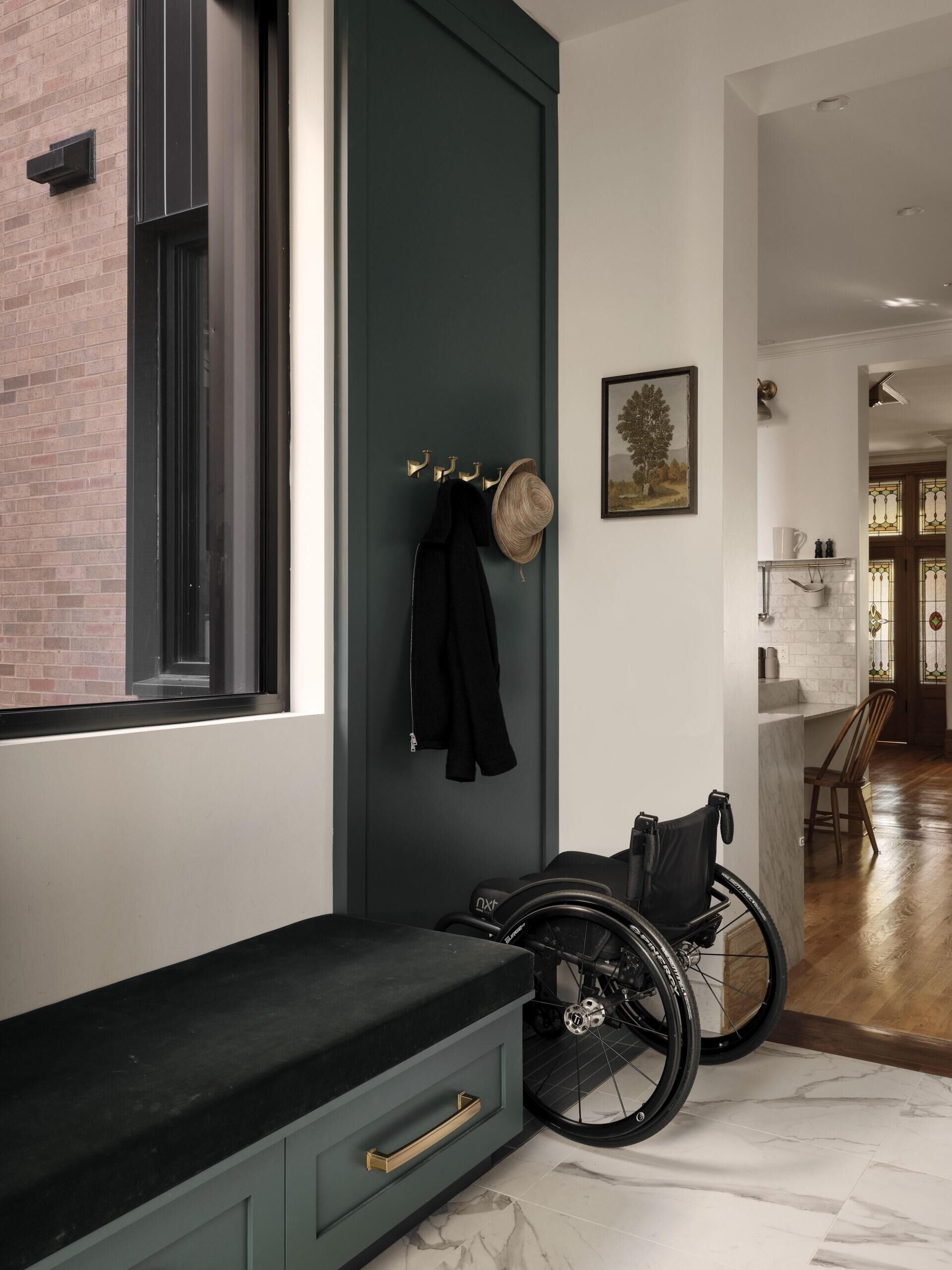The elevated entrance typical of homes from this era often creates a barrier. Here, access is reworked through an adapted garage that replaces the former parking space, making entry smooth and direct.
