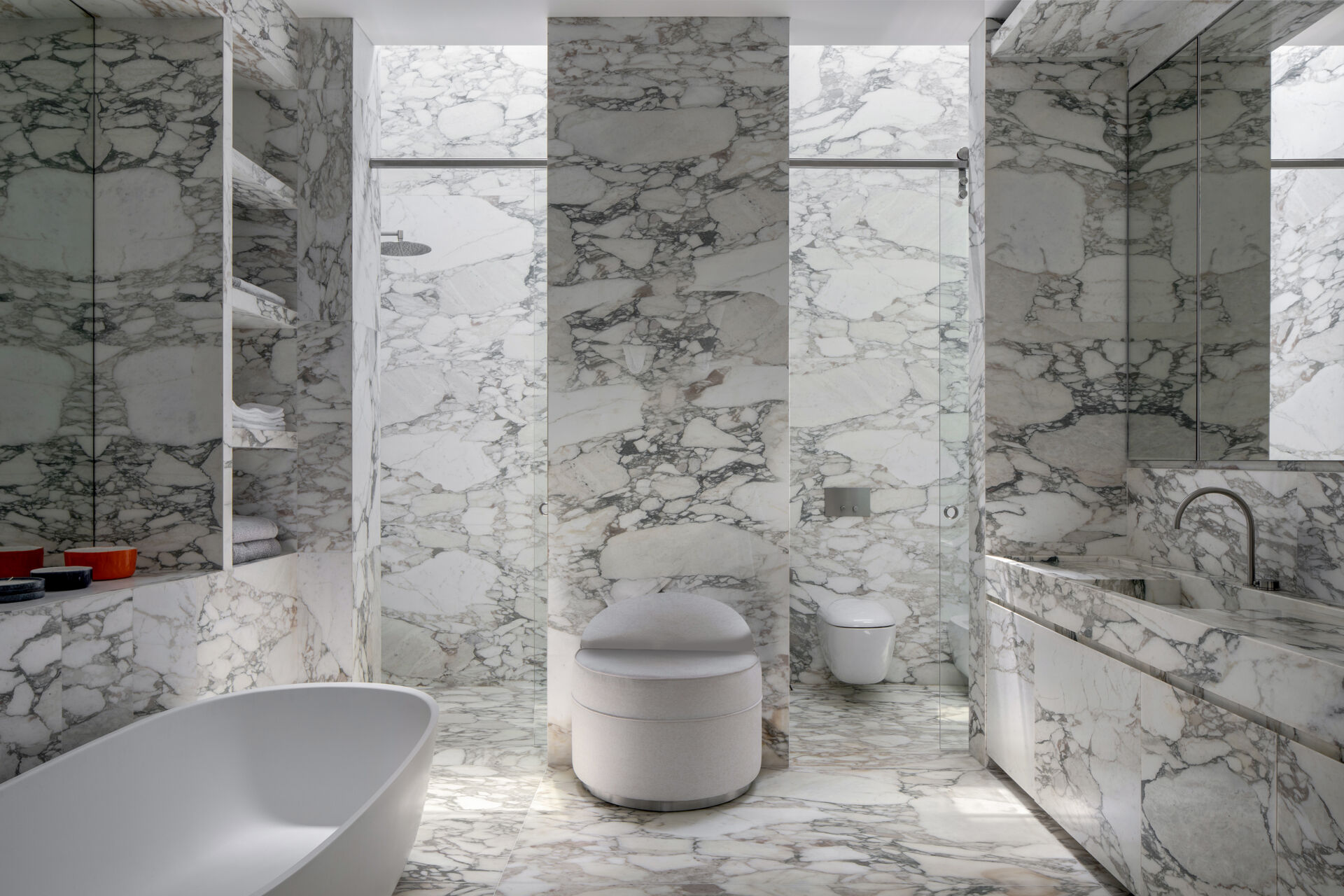 In the bathroom, stone is the key material, while openings and skylights bring in daylight, highlighting surfaces and reducing the need for artificial lighting.