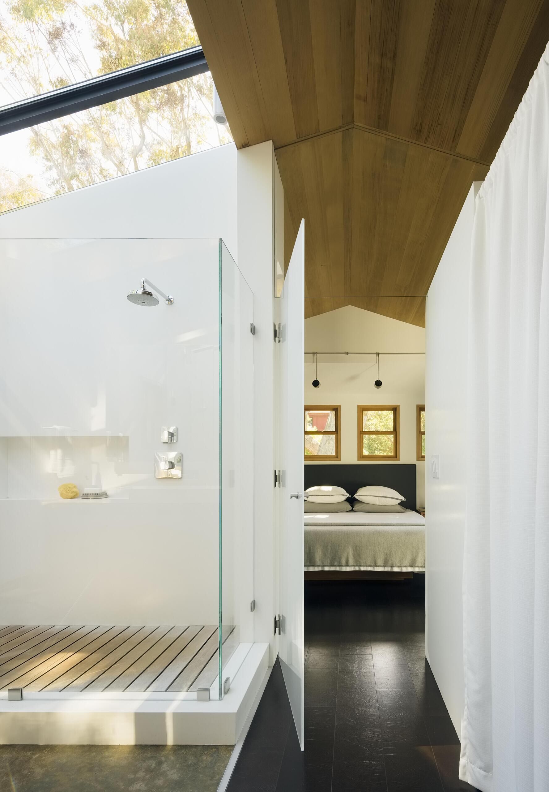 In the ensuite, Brazilian multi-colour slate introduces variation and texture, paired with clean-lined surfaces in honed Superwhite stone.