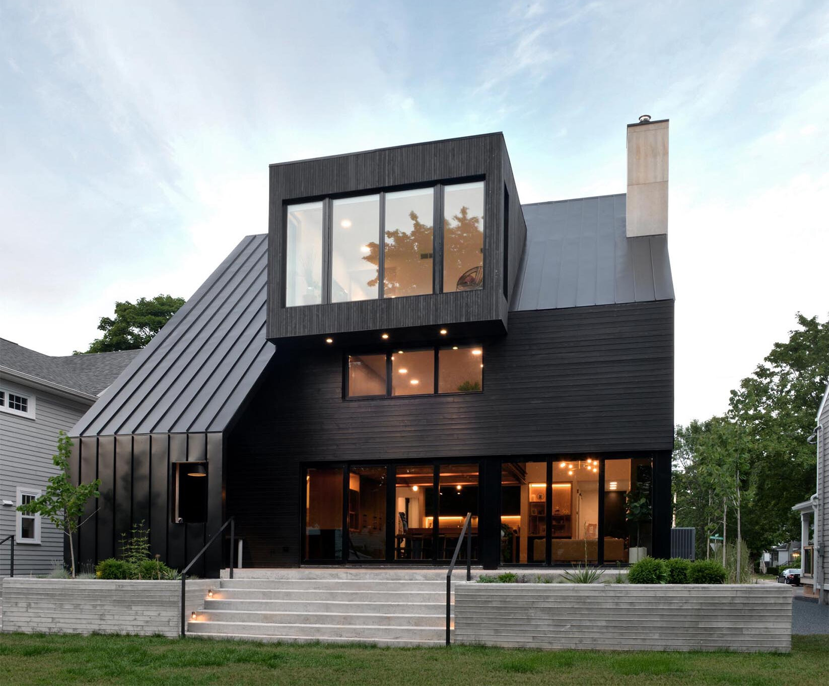 La moderna casa negra de Halifax, diseñada por Peter Braithwaite Studio, reinventa una forma tradicional y se destaca en la calle histórica con su exterior atrevido y líneas arquitectónicas limpias.
