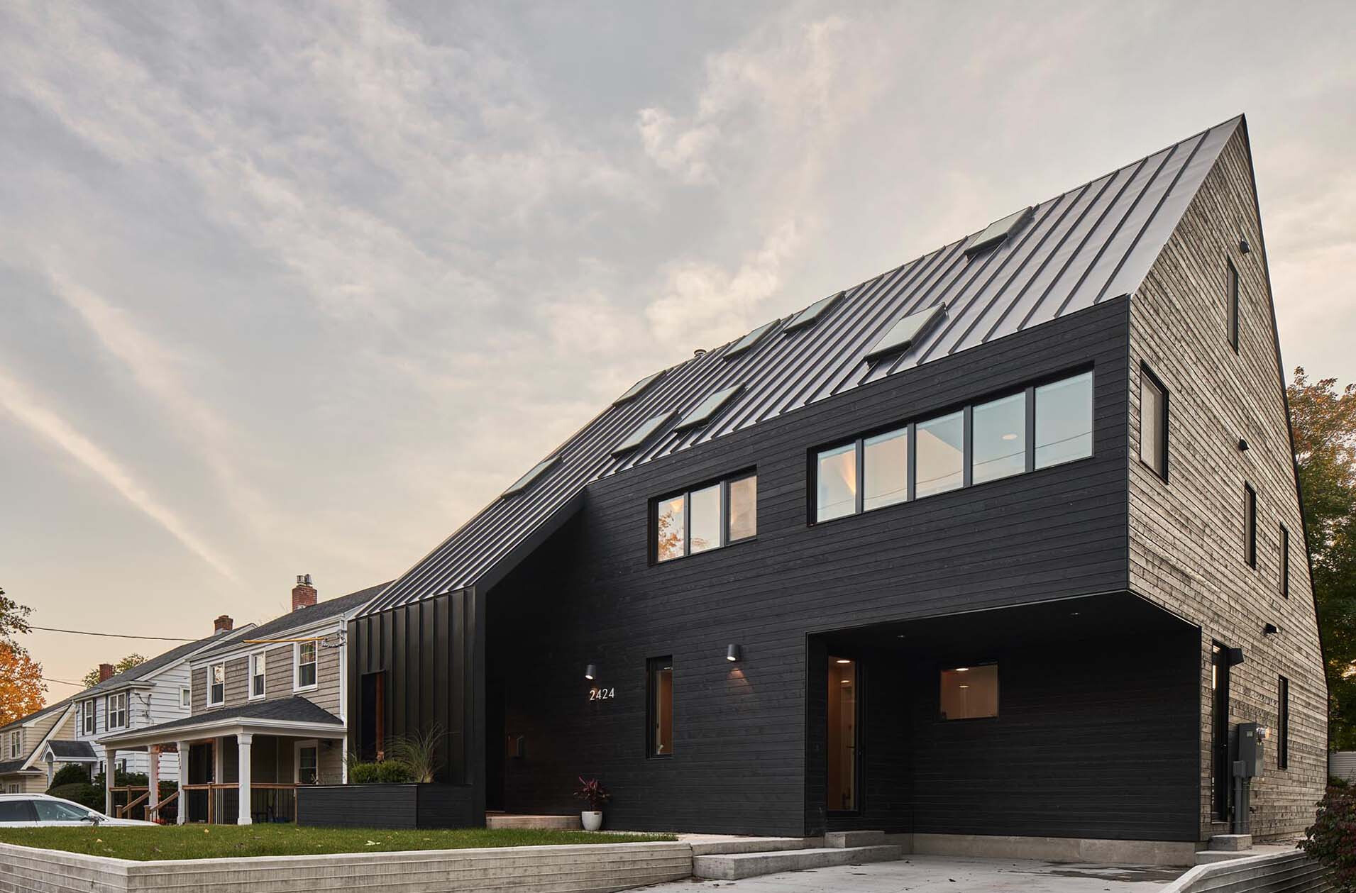La moderna casa negra de Halifax, diseñada por Peter Braithwaite Studio, reinventa una forma tradicional y se destaca en la calle histórica con su exterior atrevido y líneas arquitectónicas limpias.