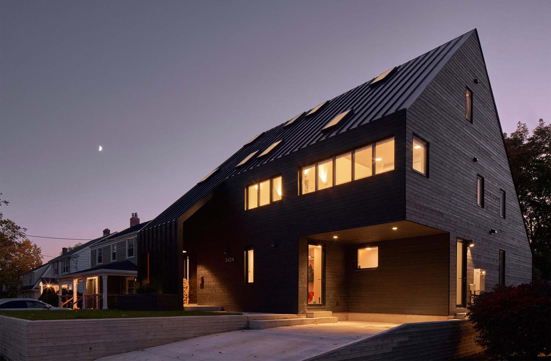 La moderna casa negra de Halifax, diseñada por Peter Braithwaite Studio, reinventa una forma tradicional y se destaca en la calle histórica con su exterior atrevido y líneas arquitectónicas limpias.