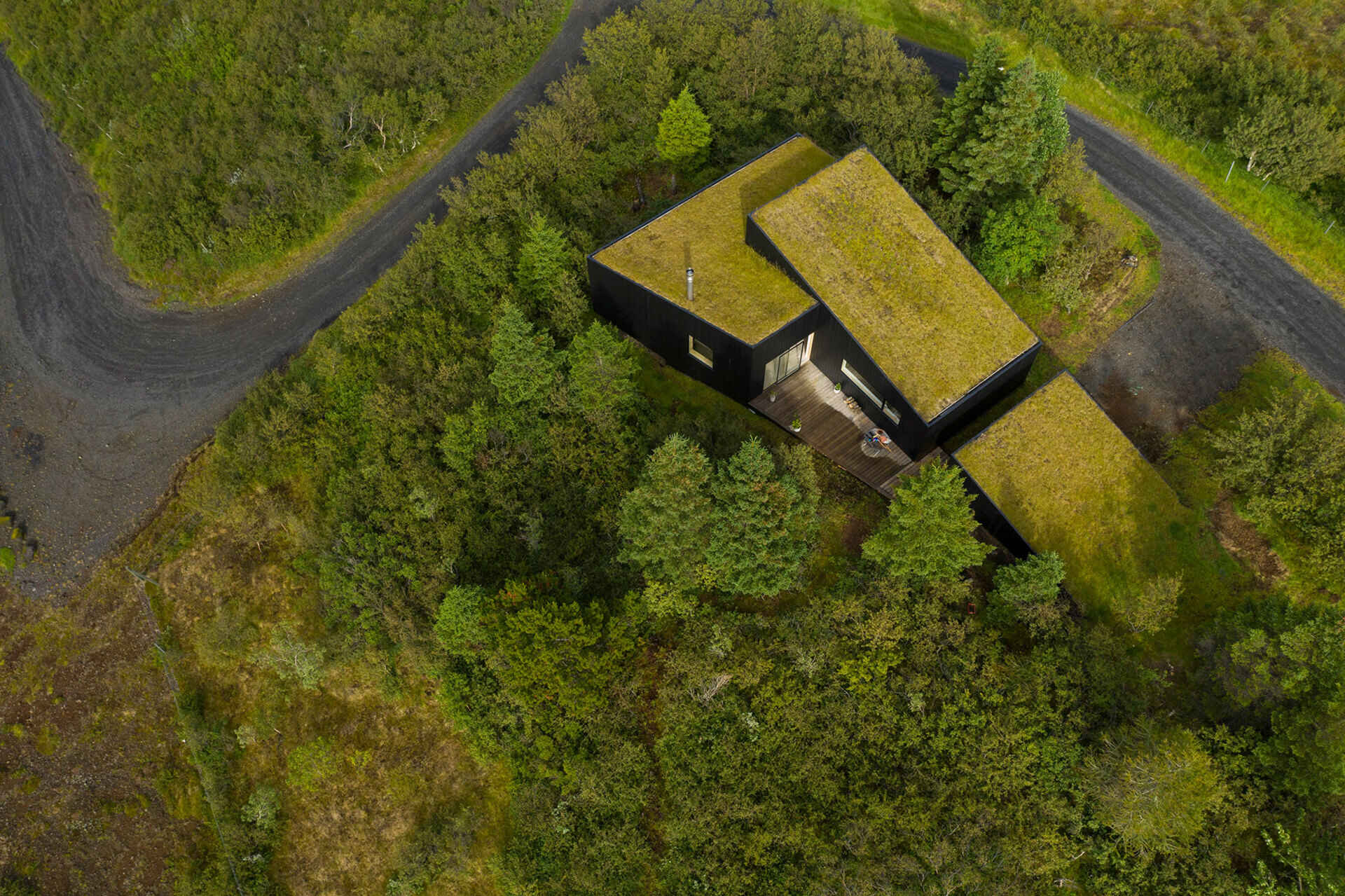 This Icelandic holiday home features a green roof covered in moss and grass, accessible from inside with views over Þingvallavatn.
