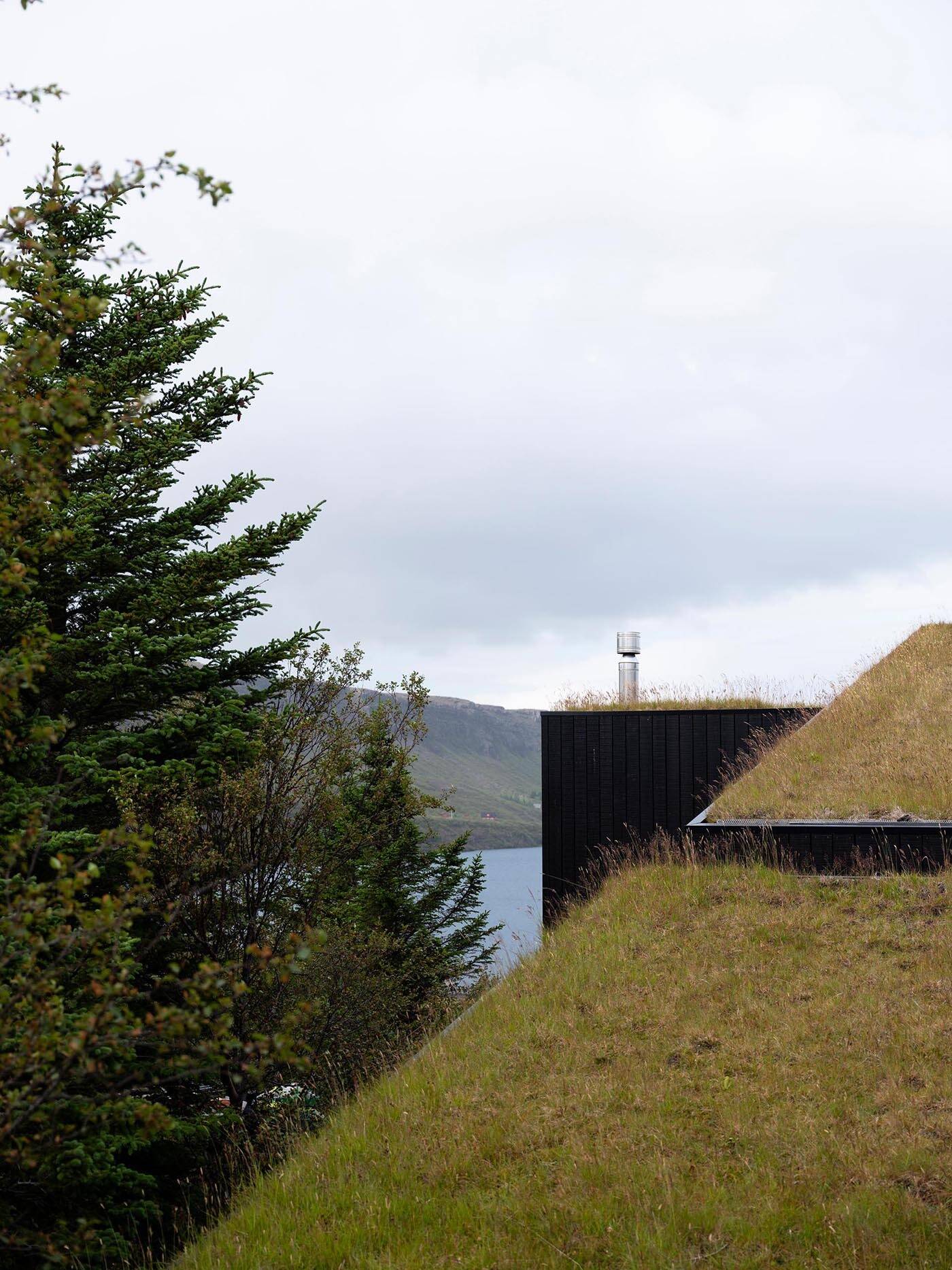 This Icelandic holiday home features a green roof covered in moss and grass, accessible from inside with views over Þingvallavatn.