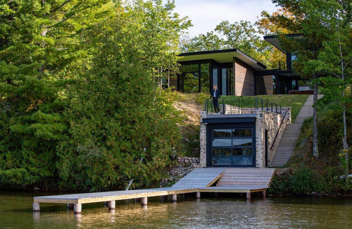 El cobertizo para botes junto al lago cuenta con una terraza en la azotea y un muelle con acceso directo al agua.