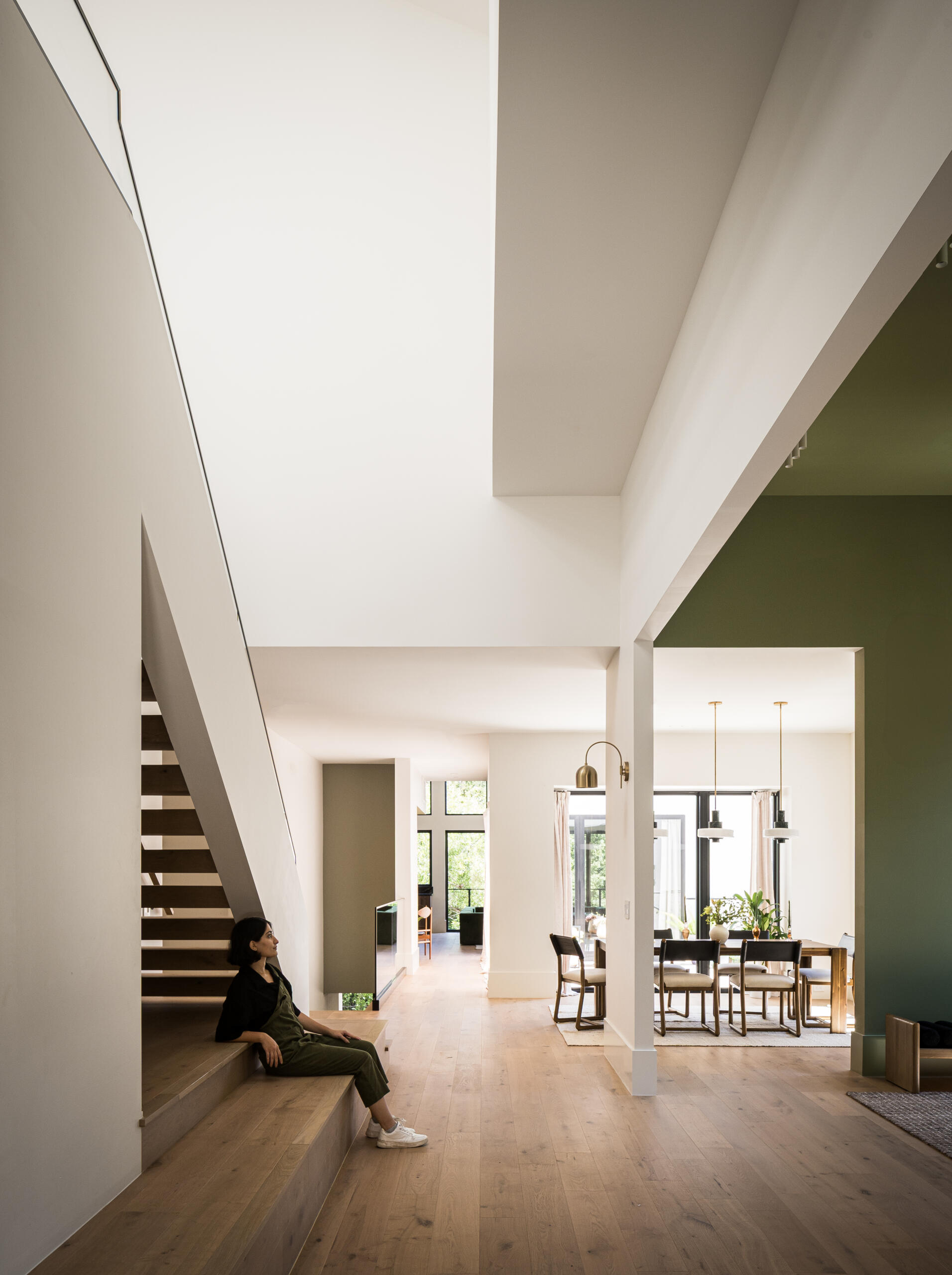Inside this modern home, the foyer introduces the home’s material palette and spatial clarity. A built-in bench adds function right at the threshold, offering a simple moment of pause before moving deeper inside.