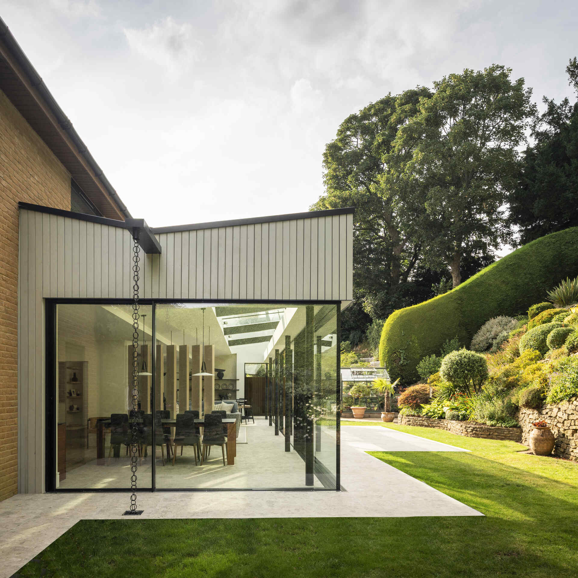 Slimline glass panels blur the line between inside and out, allowing daylight to move freely through the space.