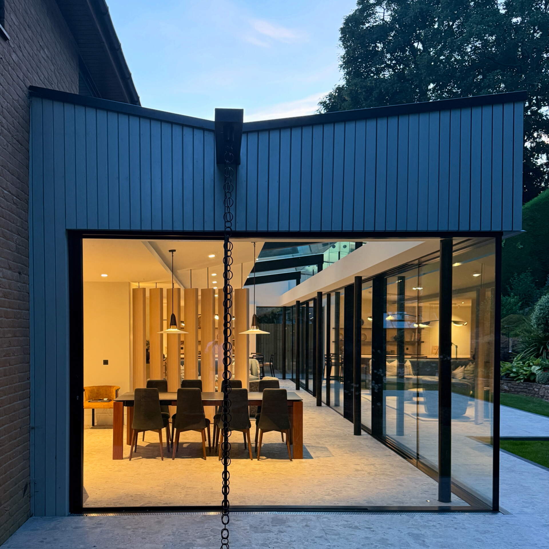 Slimline glass panels blur the line between inside and out, allowing daylight to move freely through the space.