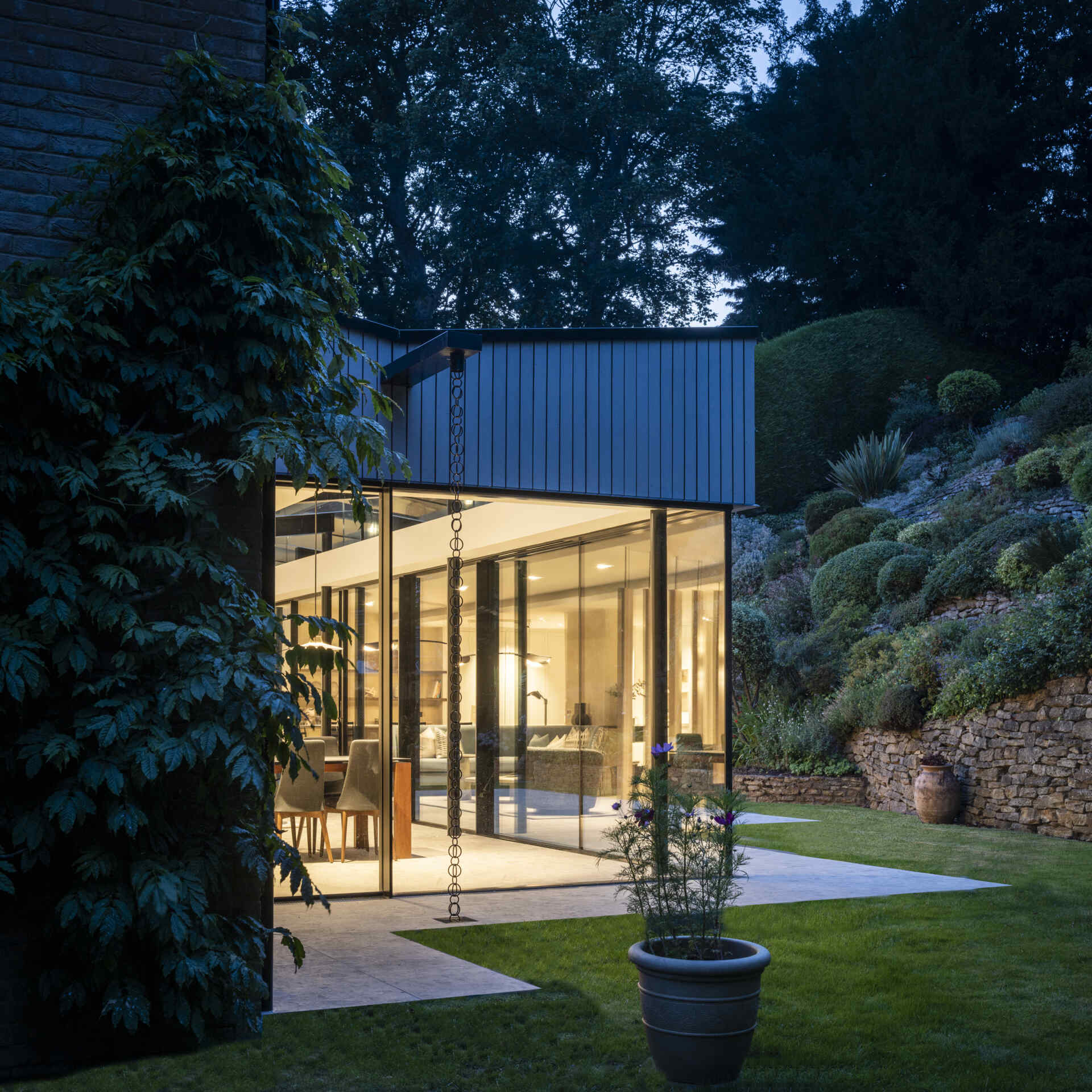 Slimline glass panels blur the line between inside and out, allowing daylight to move freely through the space.