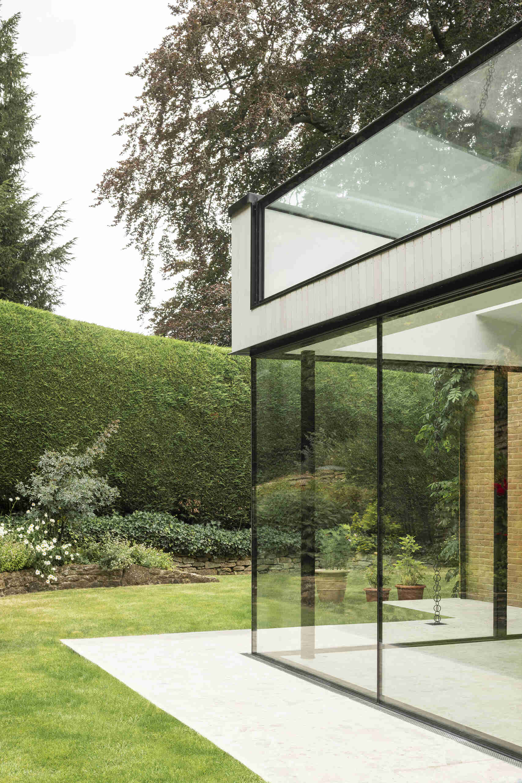 A glazed roof edge brings in views of the sky and garden, adding light and a new sense of openness to the interior.