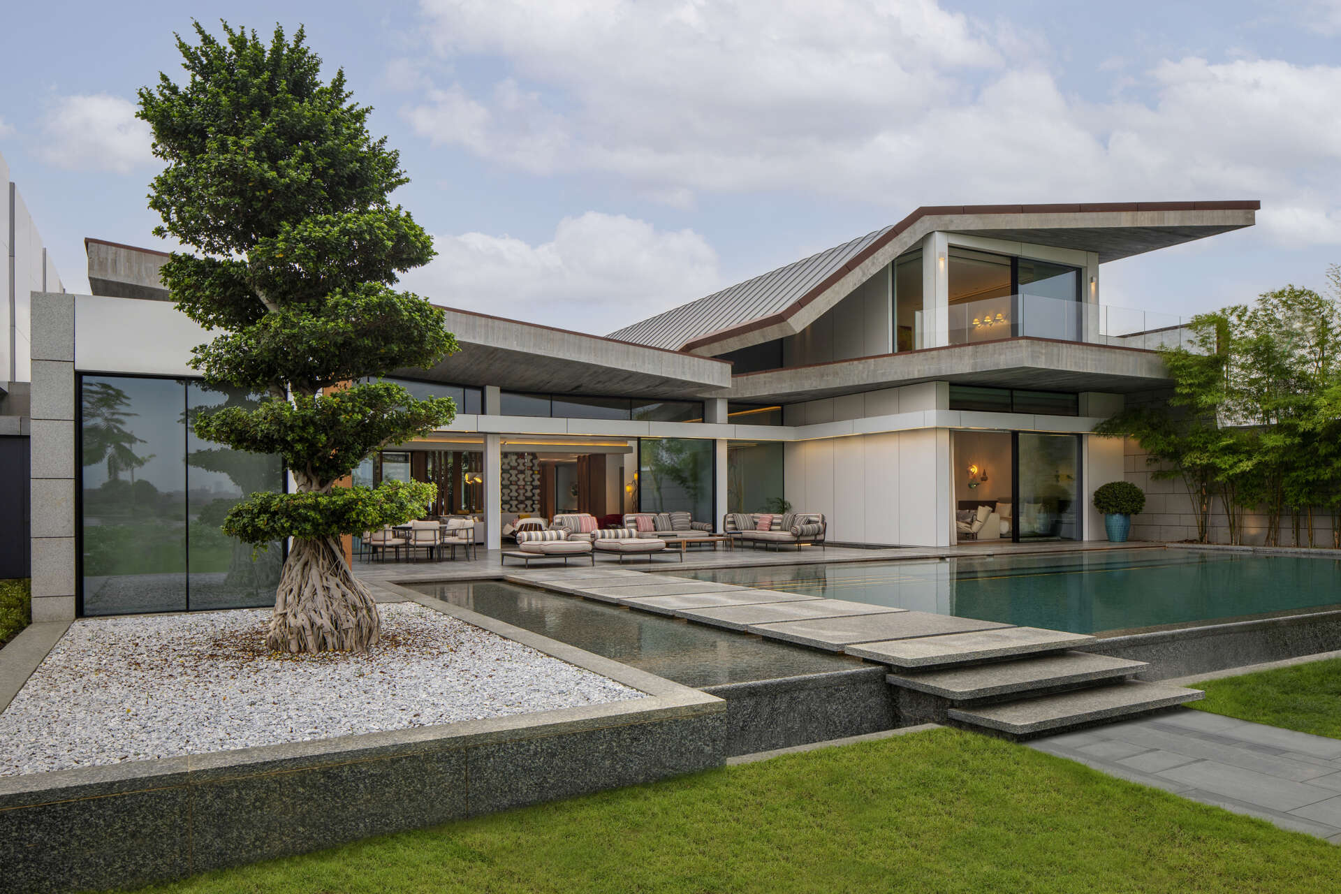 This Abidjan villa features a sculptural concrete roof and open courtyards that bring light, air, and movement into every space.