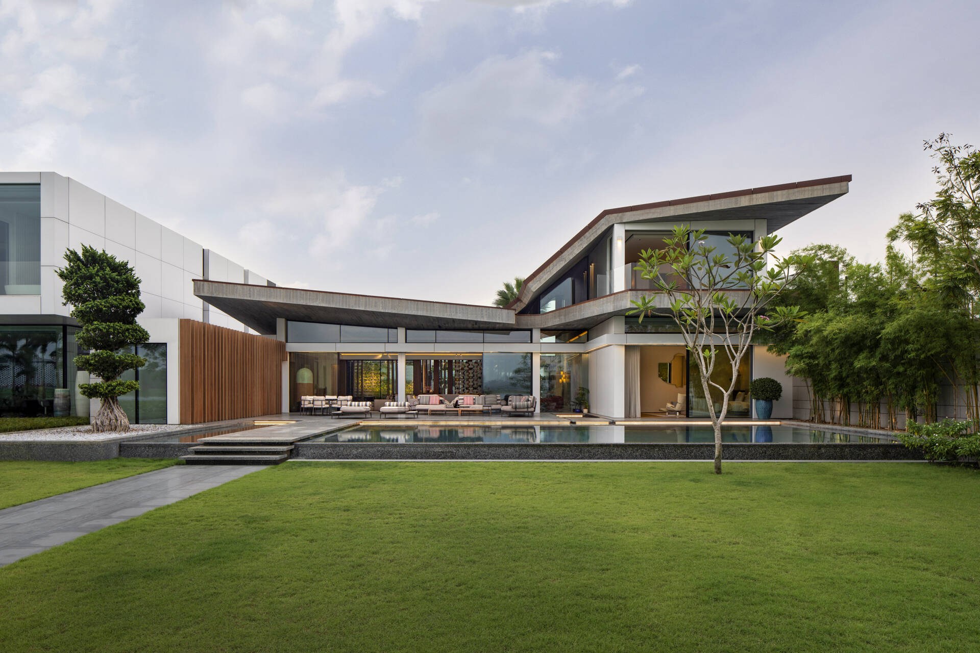This Abidjan villa features a sculptural concrete roof and open courtyards that bring light, air, and movement into every space.