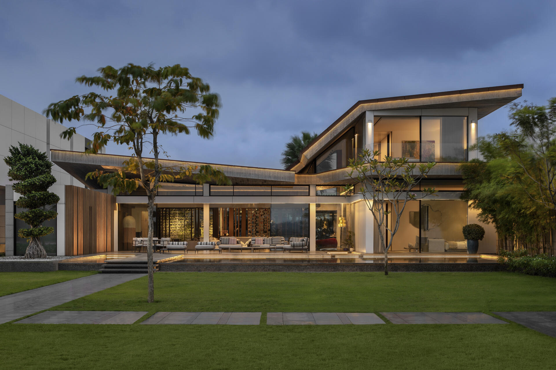 This Abidjan villa features a sculptural concrete roof and open courtyards that bring light, air, and movement into every space.
