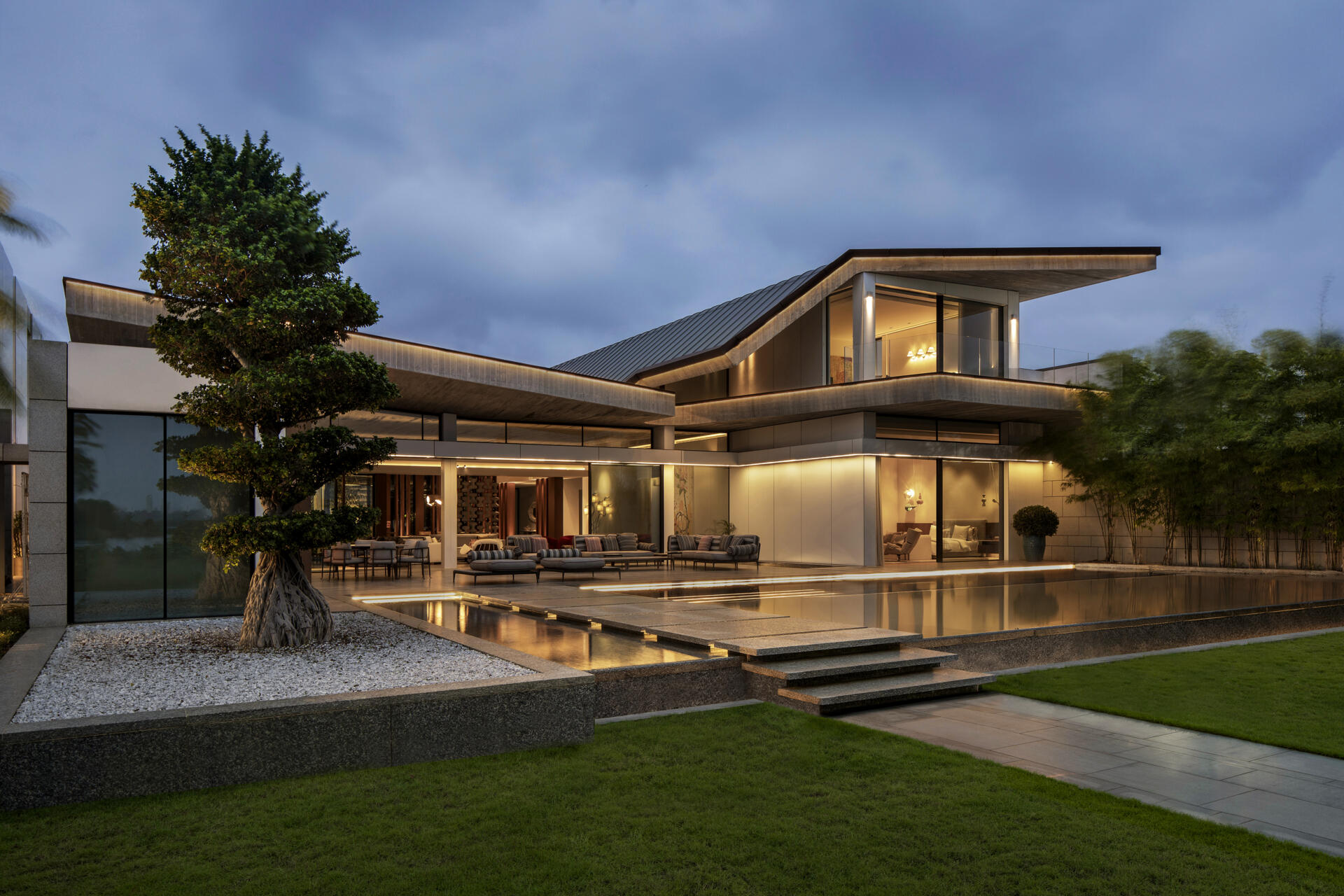 This Abidjan villa features a sculptural concrete roof and open courtyards that bring light, air, and movement into every space.