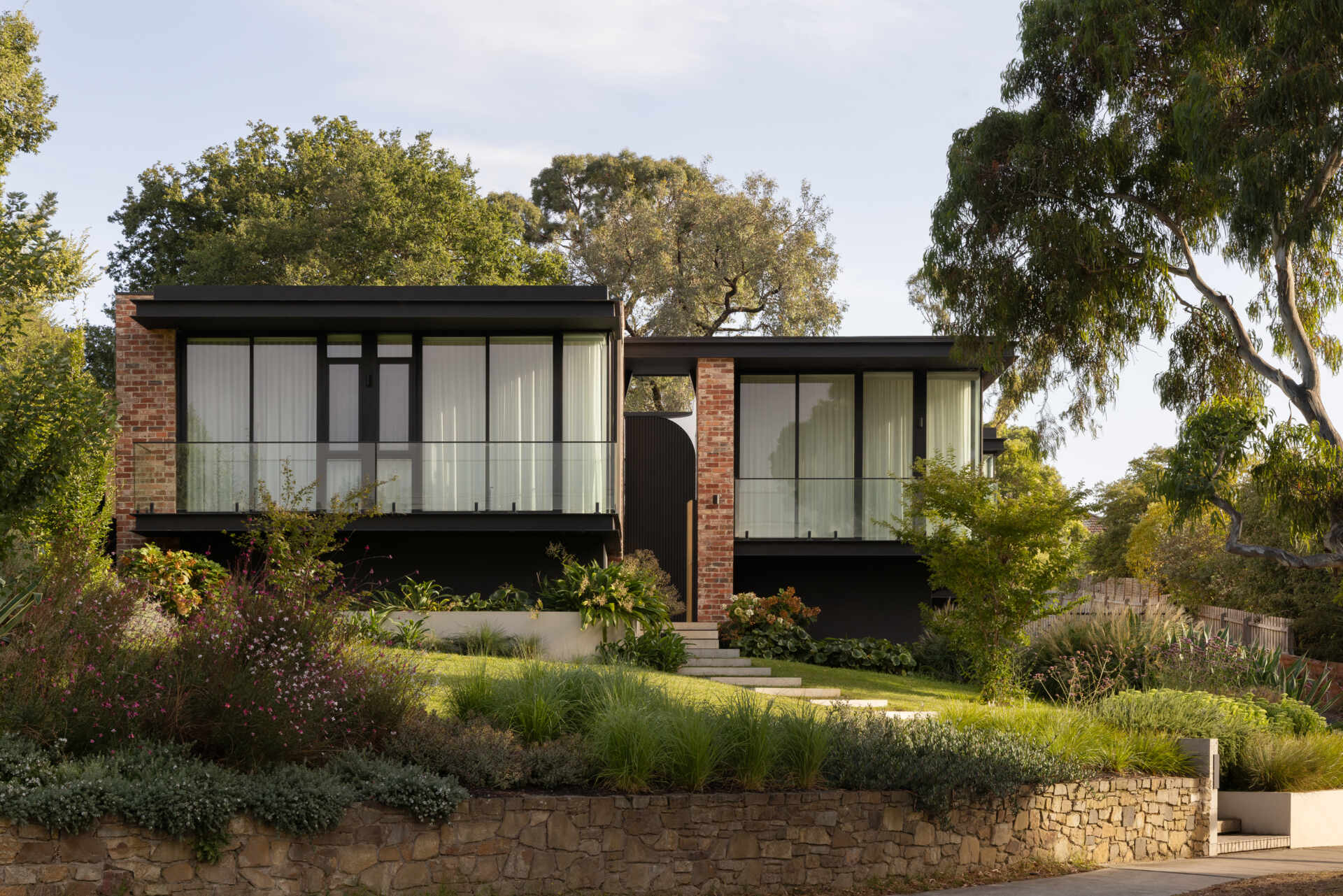 This single-level home uses elevation and layout to open fully to the north, creating a seamless indoor-outdoor connection.