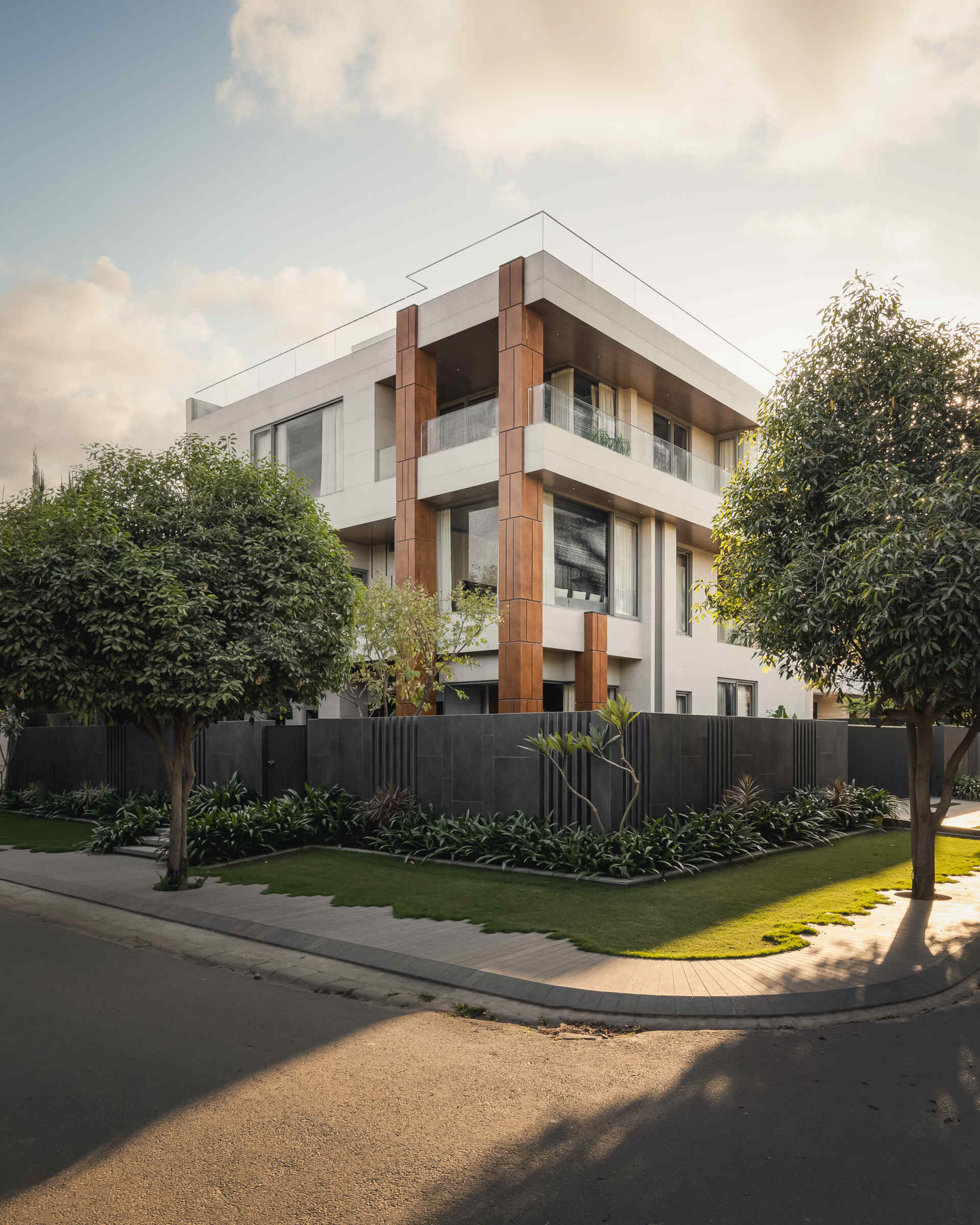 This home opens up to greenery in a way that feels intentional without being overwhelming. A wide patch of green anchors the northeast corner, creating pockets of nature that sit close to the living areas.