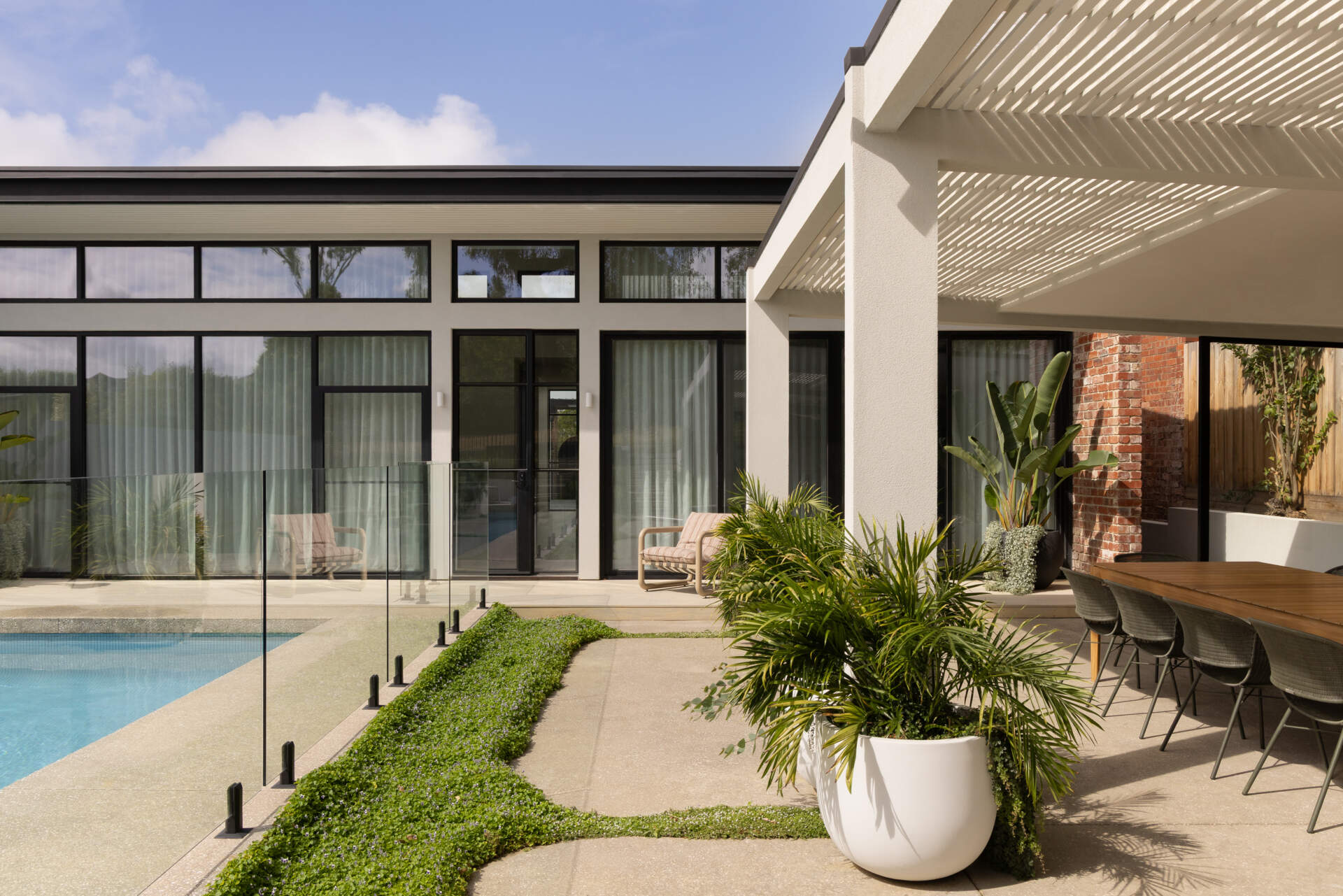 The alfresco area, pergola, and pool sit directly to the north, forming a natural extension of the interior spaces. This outdoor zone isn’t separate. It works as part of the overall living environment, allowing gatherings to spill outside while maintaining a strong visual connection back into the home.