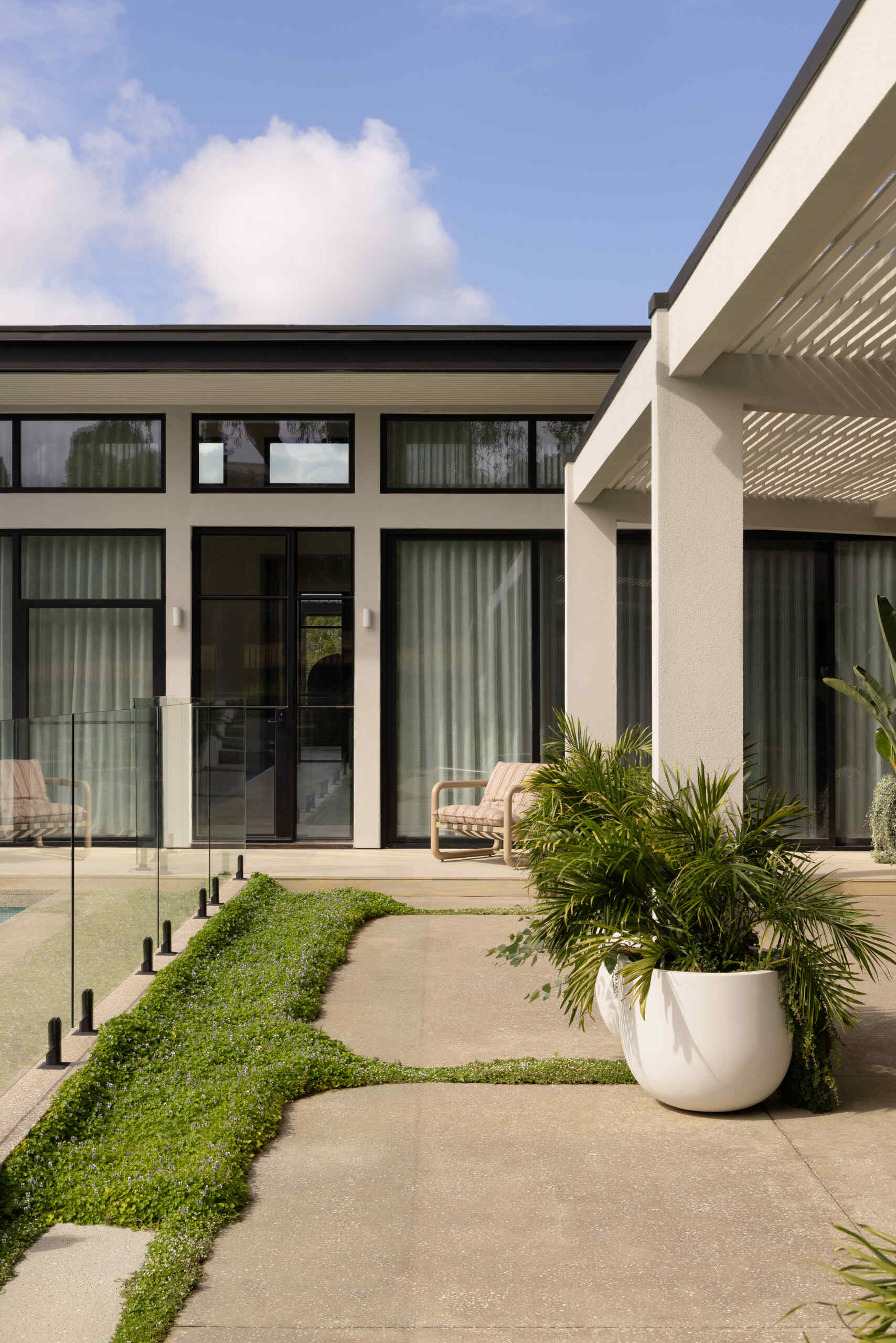 The alfresco area, pergola, and pool sit directly to the north, forming a natural extension of the interior spaces. This outdoor zone isn’t separate. It works as part of the overall living environment, allowing gatherings to spill outside while maintaining a strong visual connection back into the home.