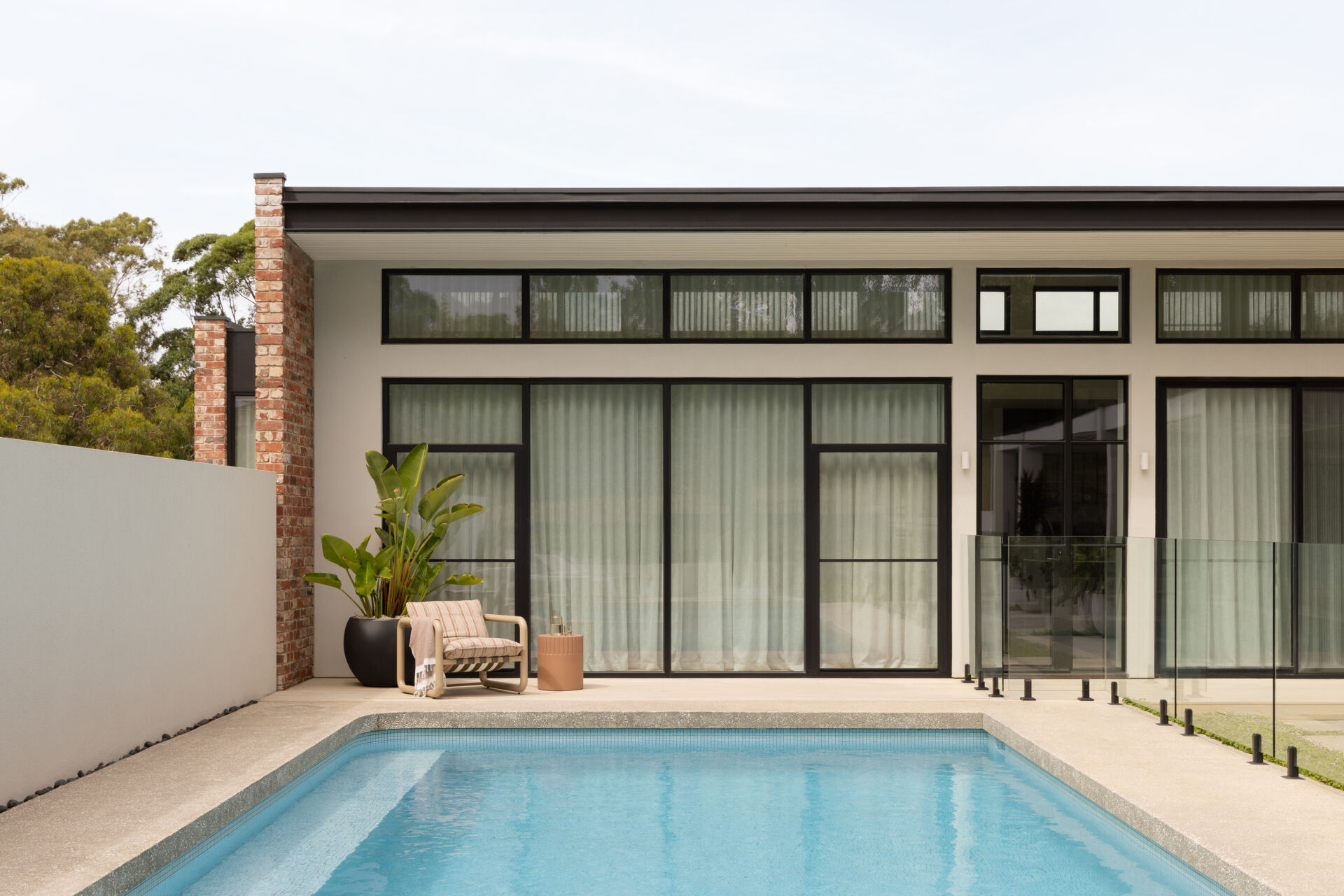 The alfresco area, pergola, and pool sit directly to the north, forming a natural extension of the interior spaces. This outdoor zone isn’t separate. It works as part of the overall living environment, allowing gatherings to spill outside while maintaining a strong visual connection back into the home.
